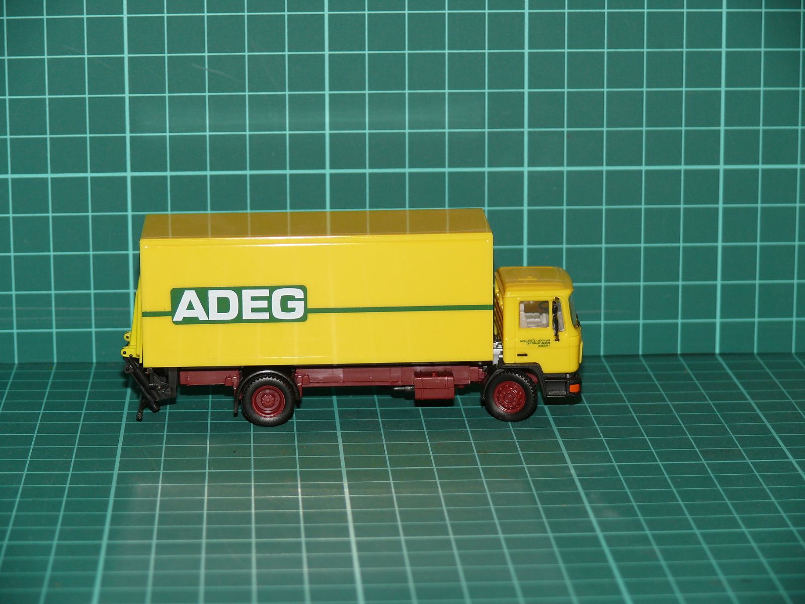 Herpa / Albedo H0 – Dvounápravový skříňový nákladní automobil DAF 2300 s hydraulickým čelem „ADEG“ – H0