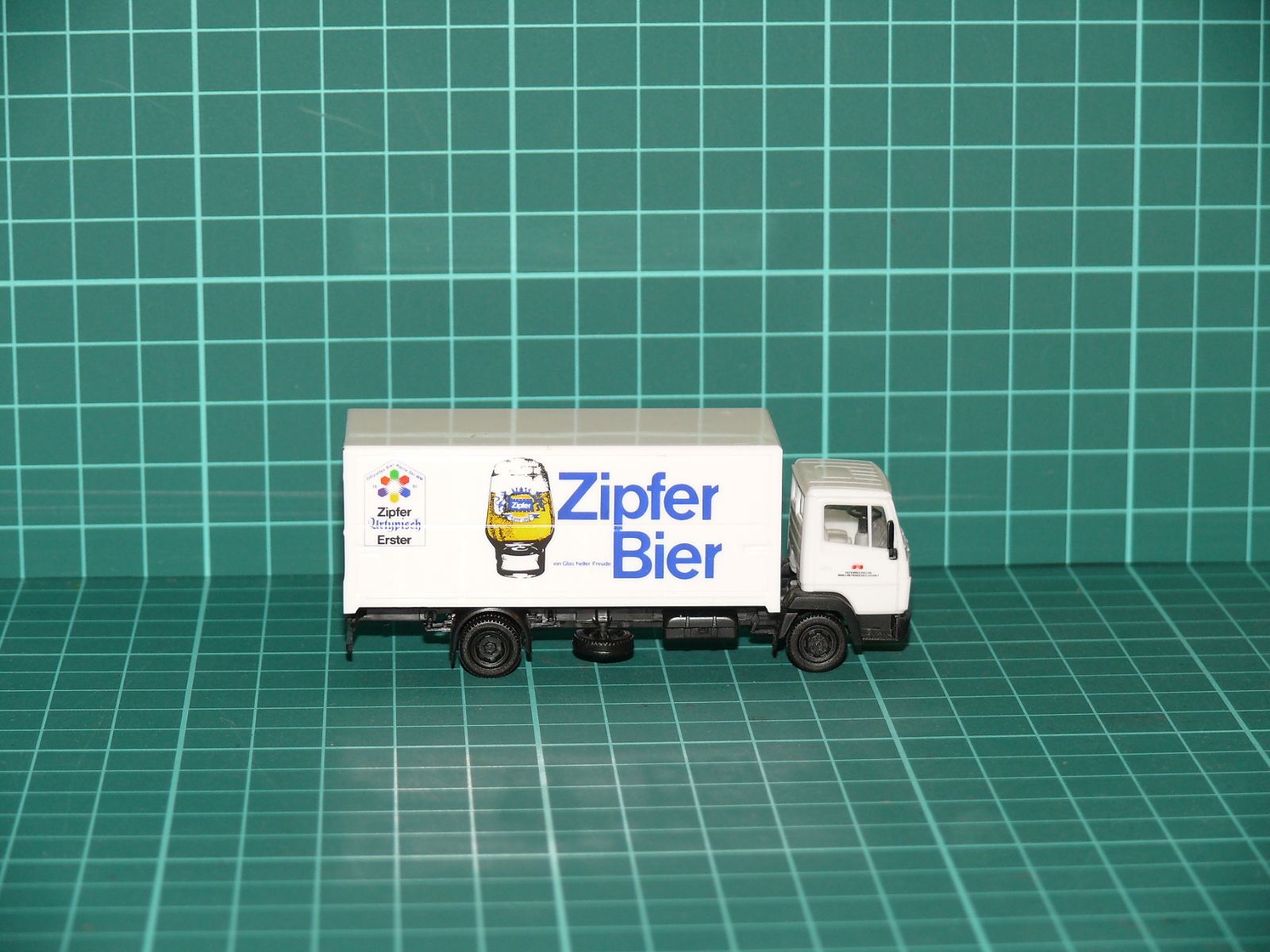 Herpa H0 – Dvounápravový skříňový nákladní automobil Mercedes-Benz LN2 „Zipfer Bier“ – H0