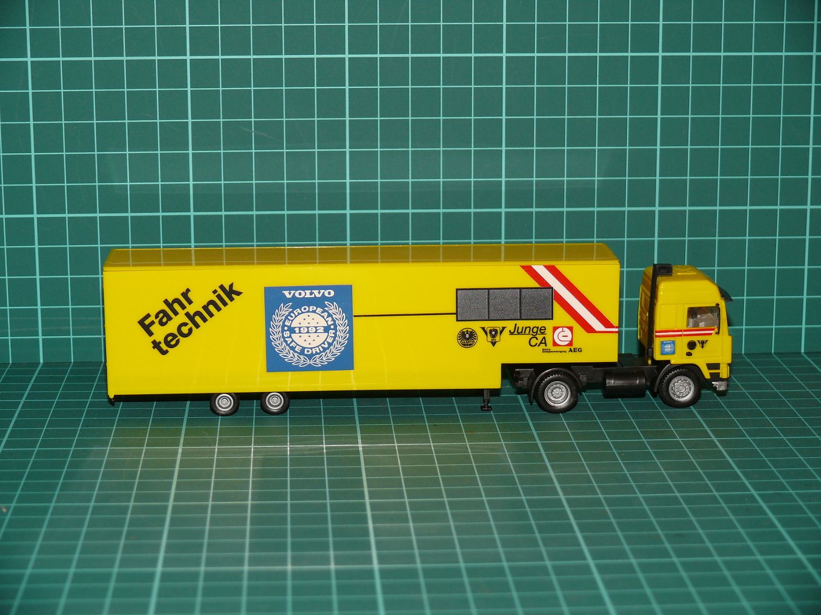 Herpa / Albedo H0 – Kamionová souprava Volvo FL10 „Fahrtechnik-Training / European Safe Driver 1992“ – H0