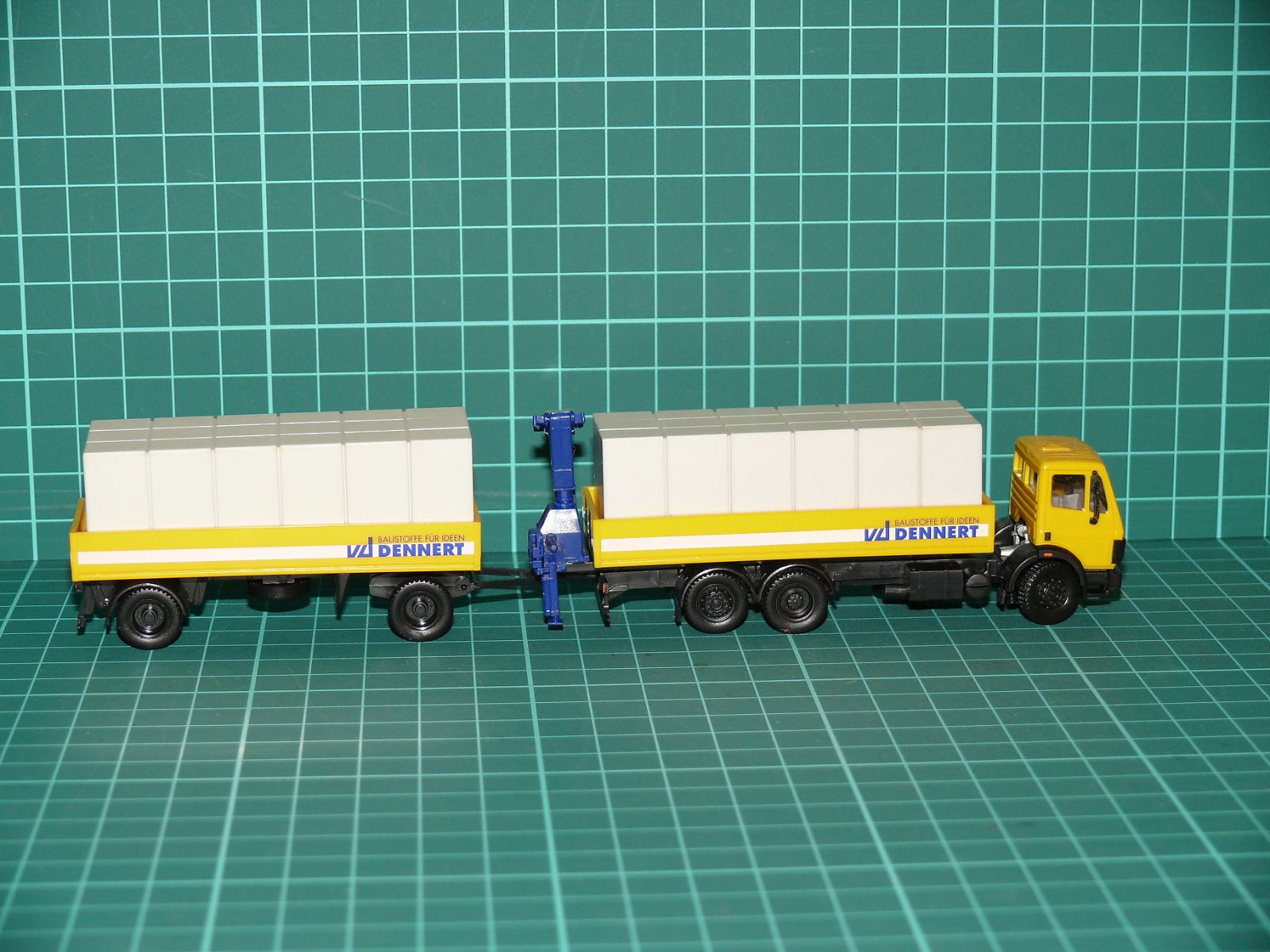 Herpa / Albedo H0 – Valníková stavební souprava Mercedes-Benz SK s hydraulickou rukou a vlekem „DENNERT Baustoffe“ – H0