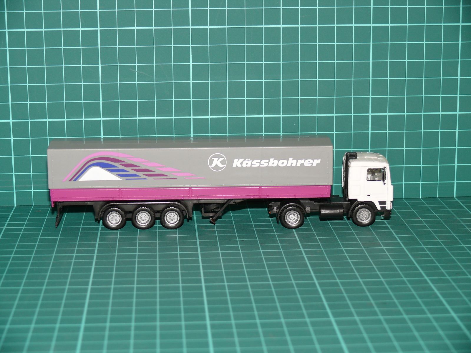 Herpa / Albedo H0 – Kamionová souprava Volvo FL10 s plachtovým návěsem „Kässbohrer“ – H0