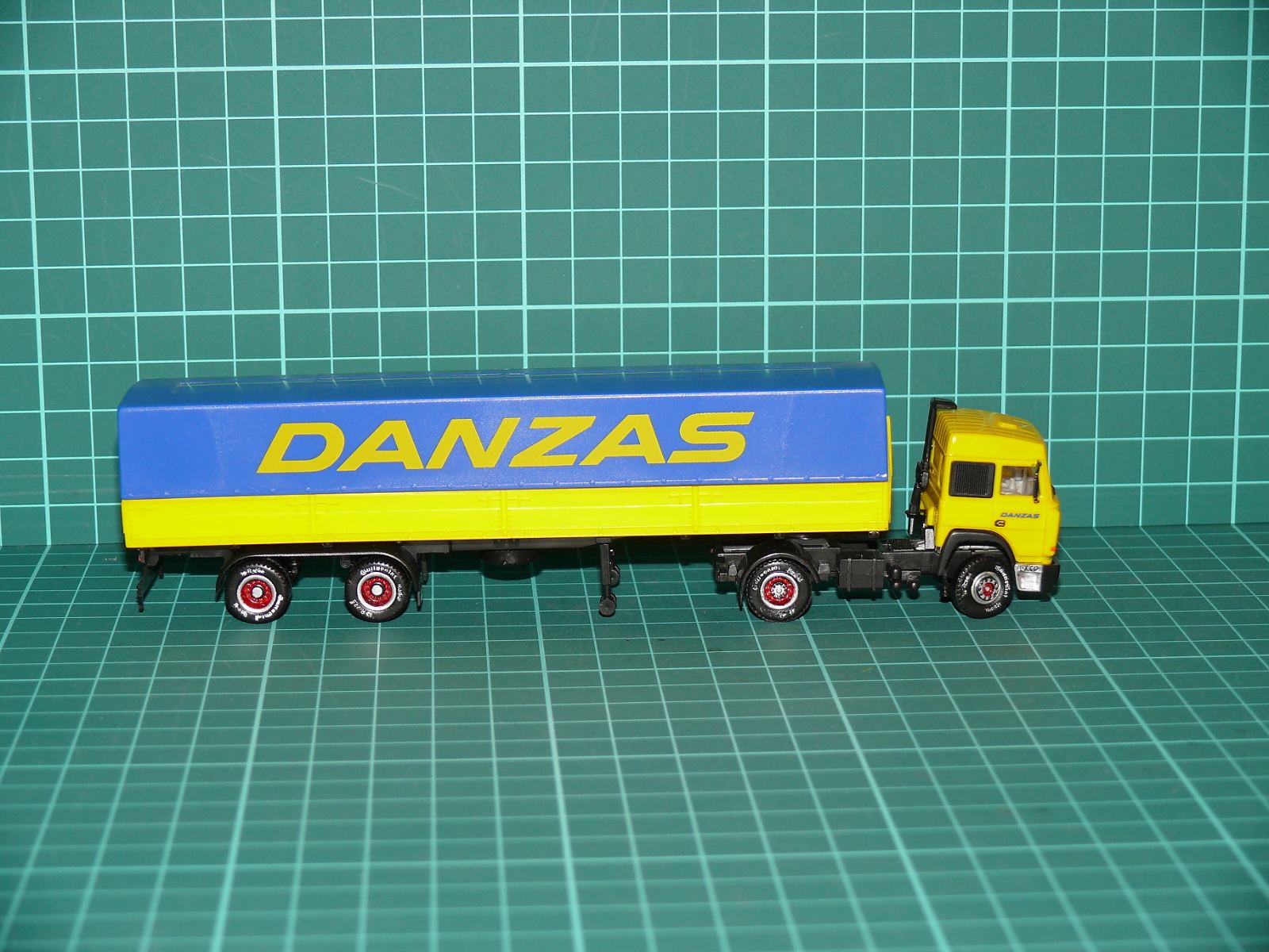 Herpa H0 – Kamionová souprava Iveco TurboStar s plachtovým návěsem „DANZAS“ – H0