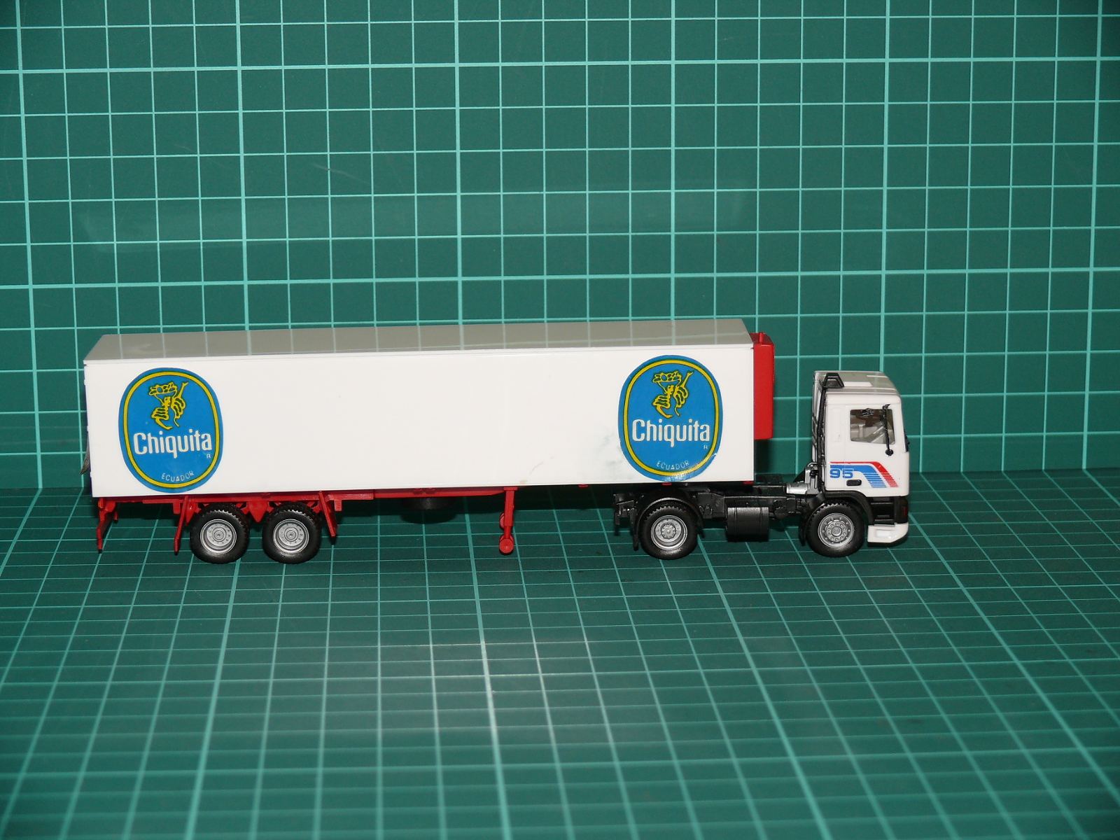 Herpa / Albedo H0 – Chladírenská kamionová souprava DAF 95 s návěsem „Chiquita ECUADOR“ – H0