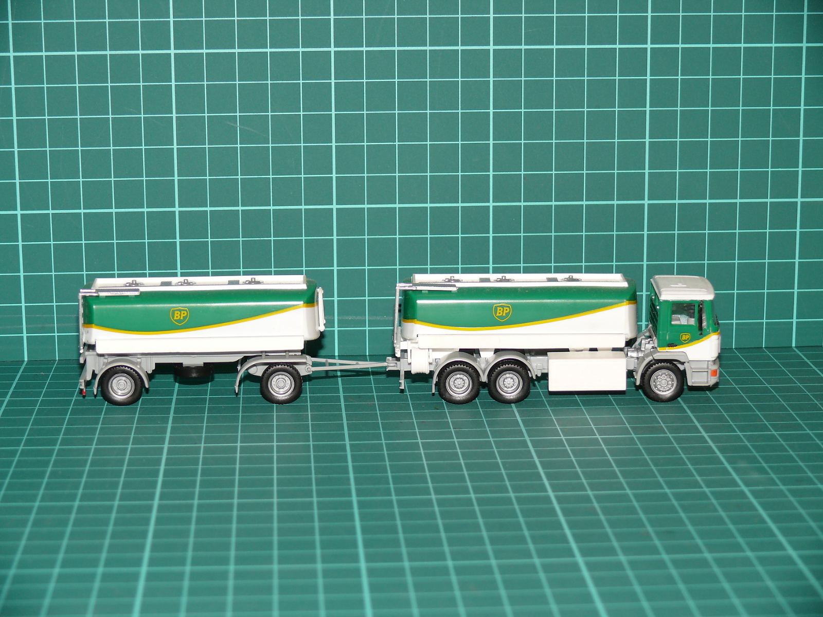 Herpa / Wiking H0 – Cisternová souprava MAN F90 s vlekem „BP – British Petroleum“ – H0