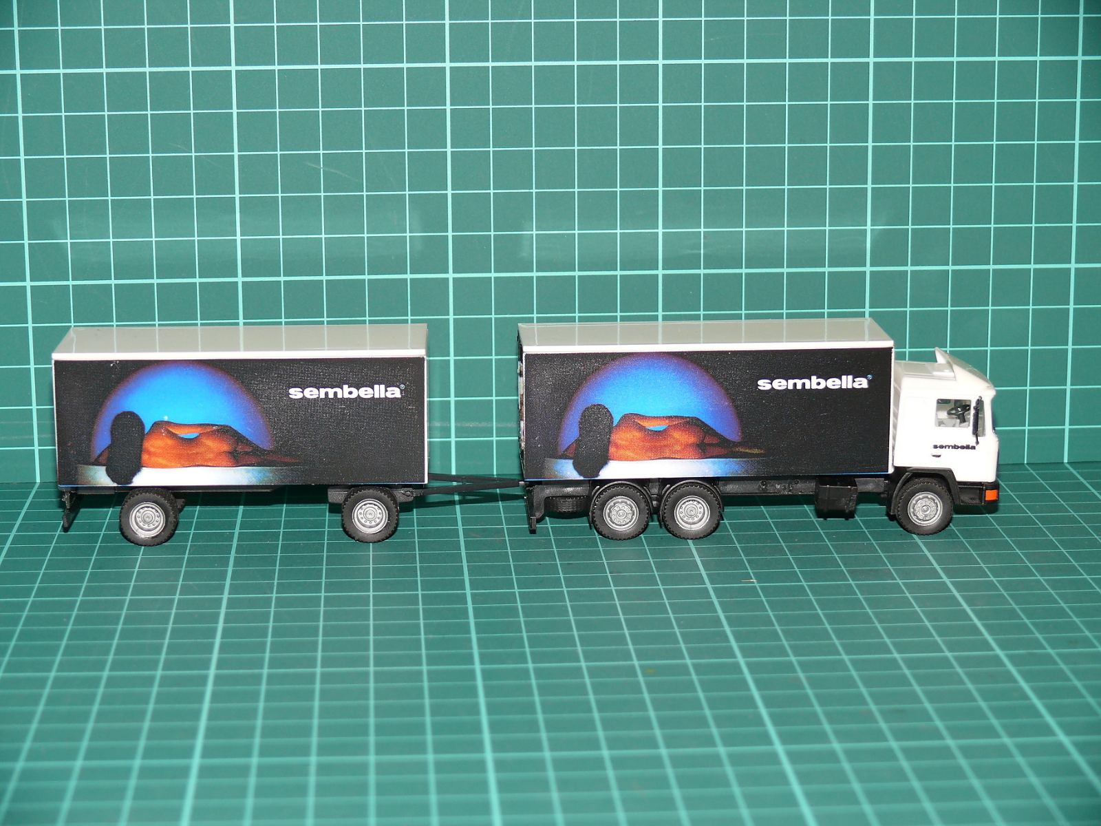 Herpa / Albedo H0 – Skříňová nákladní souprava MAN F90 s vlekem „sembella Matratzen“ – H0