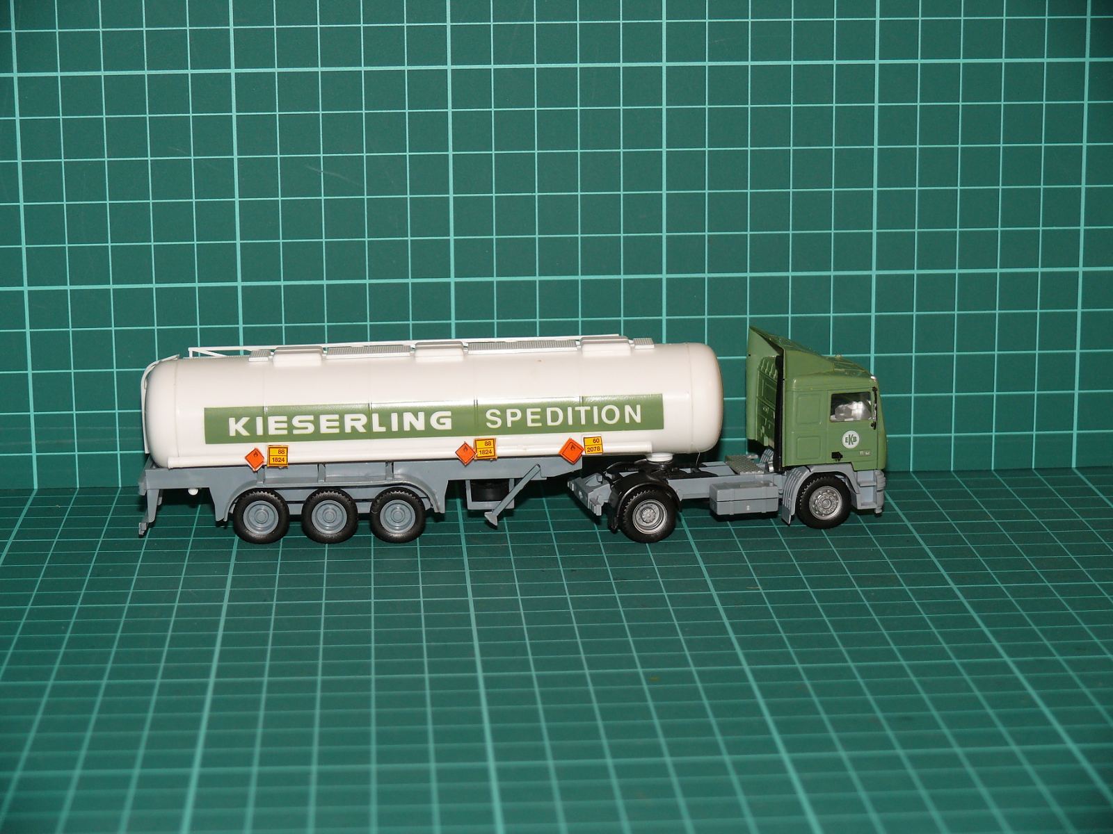 Herpa / Albedo H0 – Cisternová kamionová souprava Volvo FL10 „KIESERLING SPEDITION“ – H0