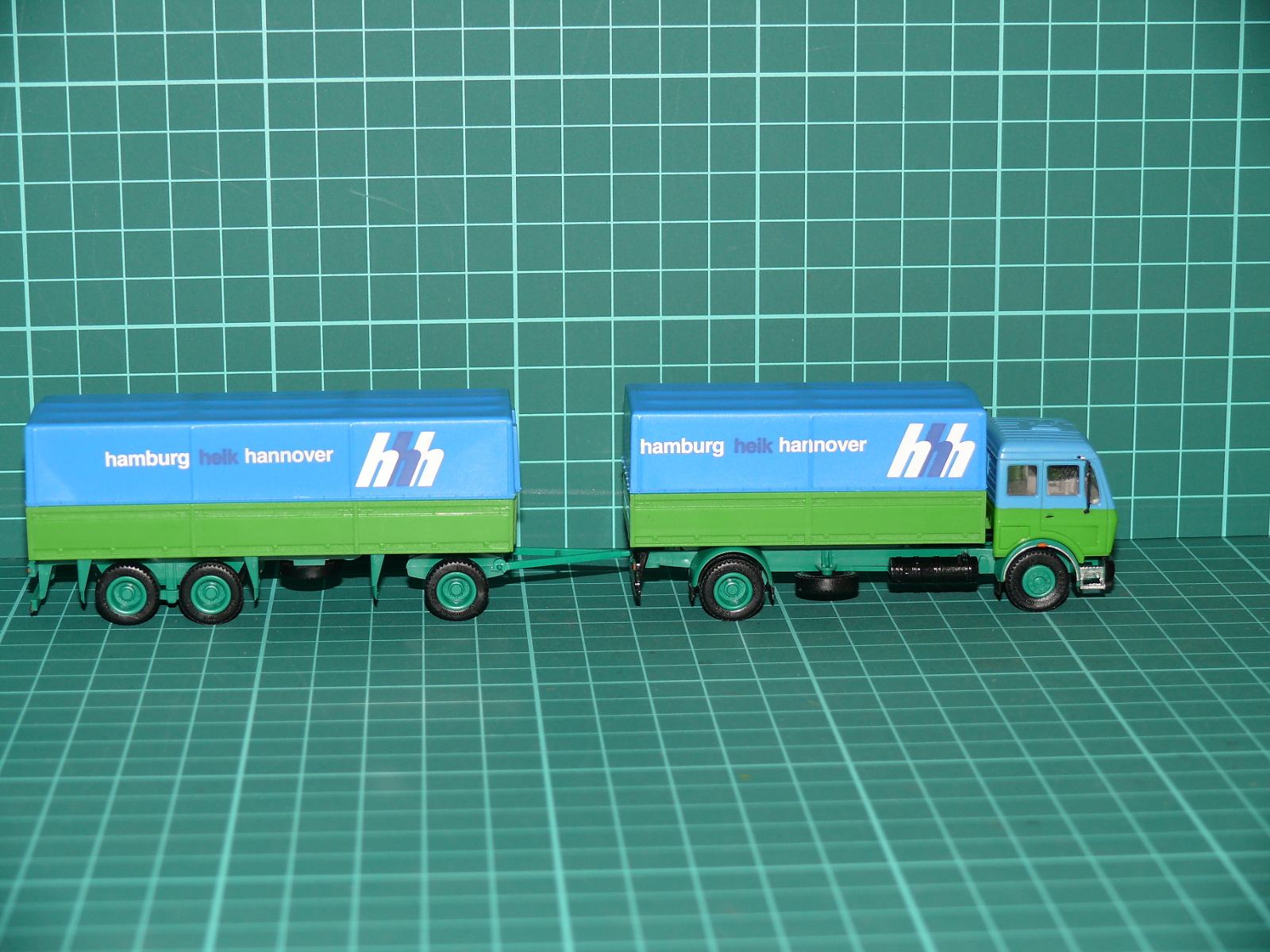 Herpa / Wiking H0 – Valníková nákladní souprava Mercedes-Benz NG s vlekem „hamburg heik hannover / hh“ – H0
