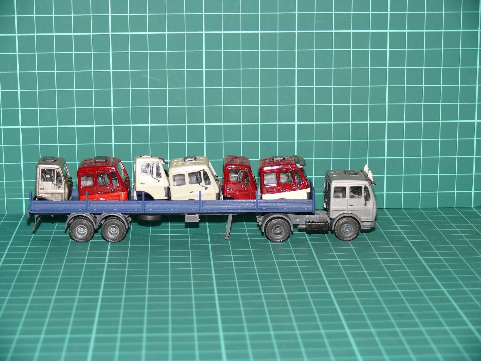 Herpa H0 – Kamionová souprava Mercedes-Benz NG (plato) s nákladem 6 ks kabin nákladních vozů – H0
