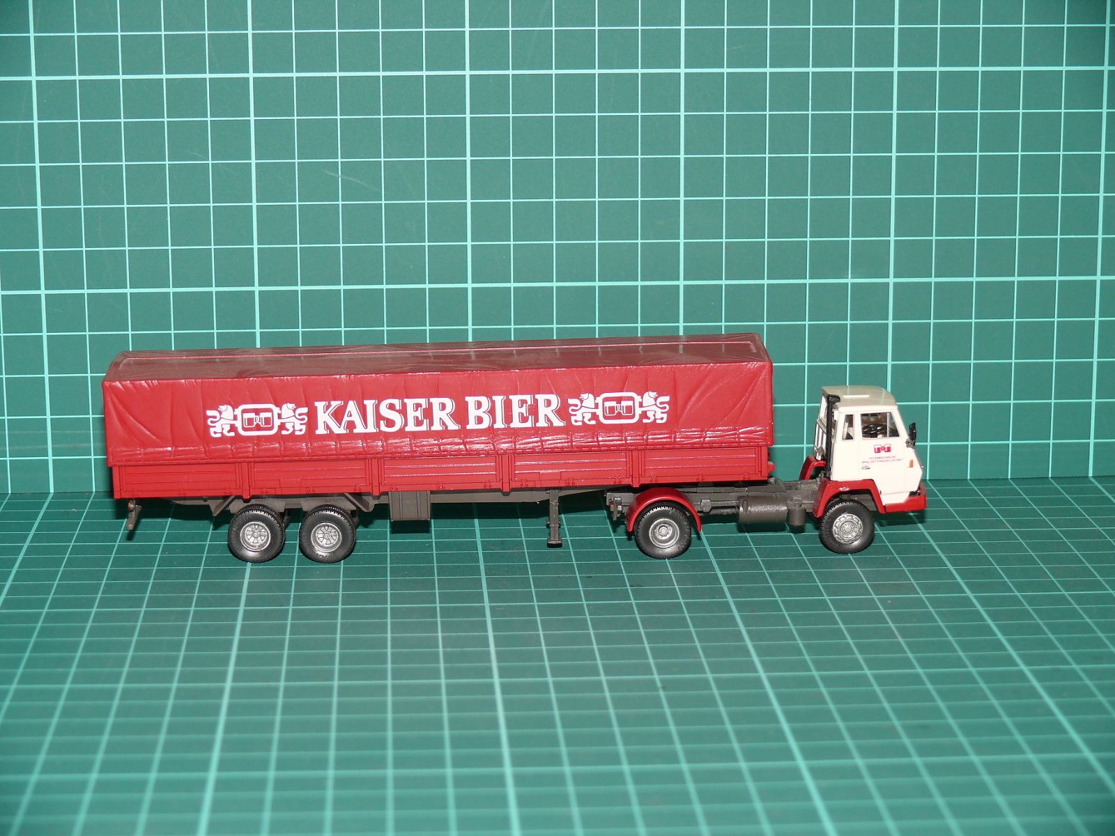 Roco / Herpa H0 – Kamionová souprava Steyr 91 s plachtovým návěsem „KAISER BIER“ – H0