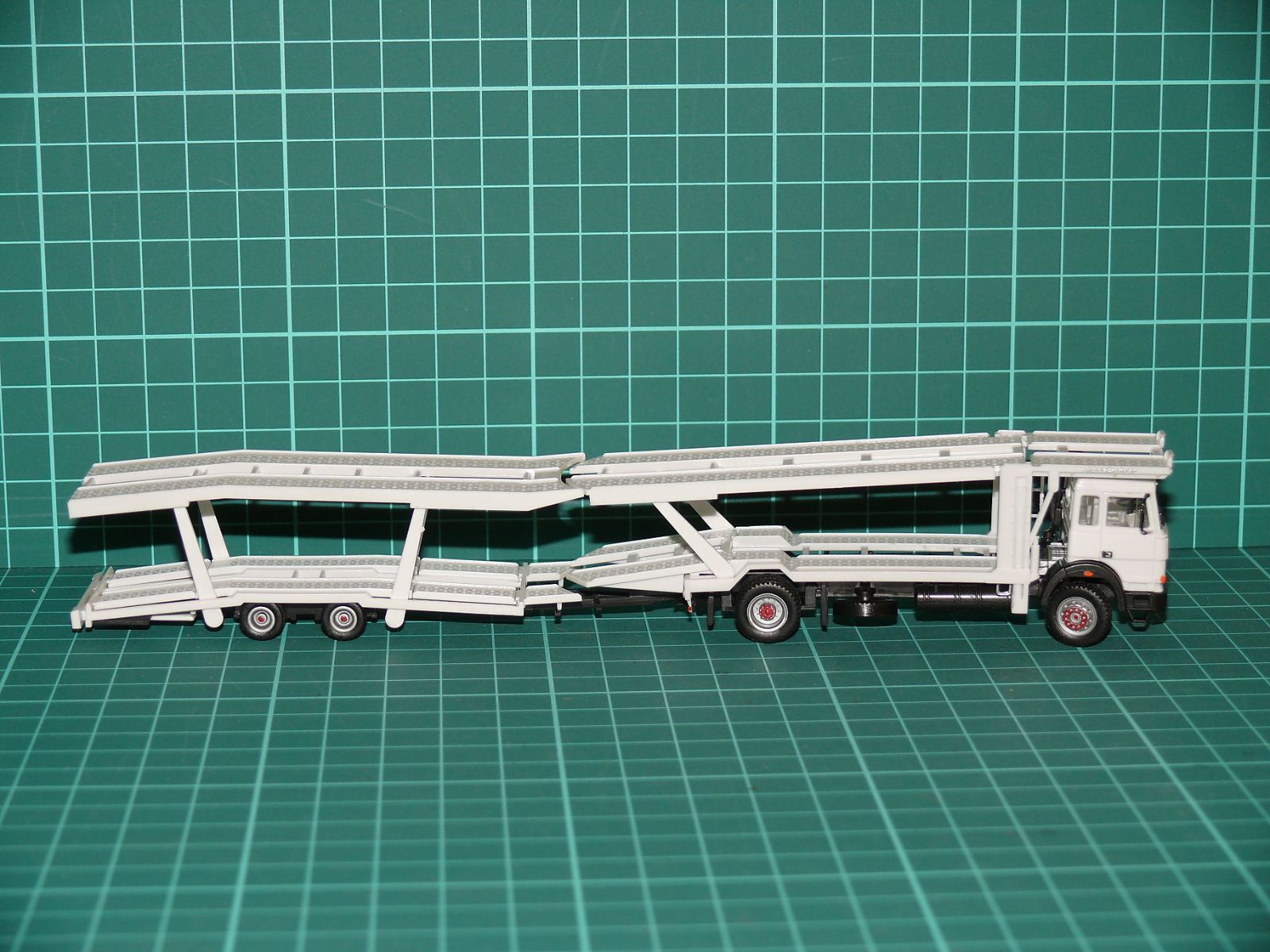 Herpa H0 – Souprava na přepravu automobilů (autotransportér) Iveco TurboStar s vlekem Kässbohrer – H0