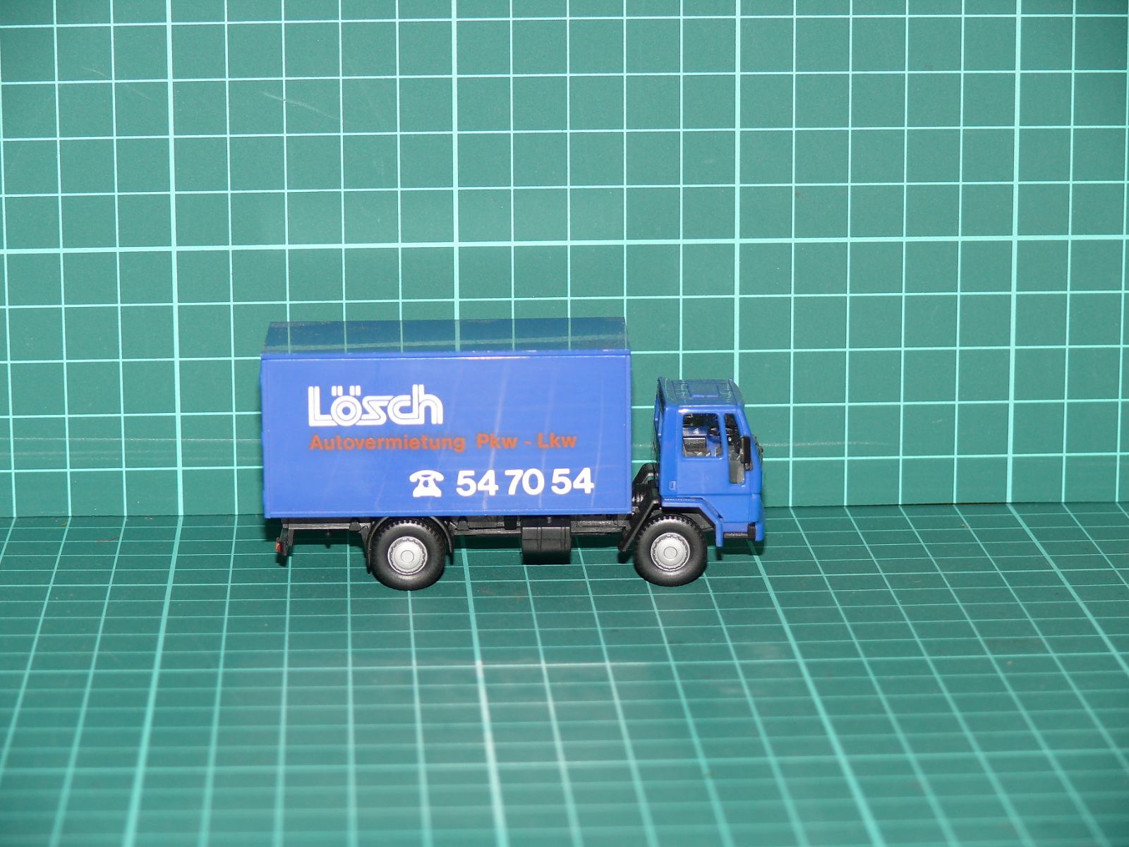 Herpa H0 – Dvounápravový skříňový nákladní automobil Iveco Zeta / TurboZeta „Lösch Autovermietung“ – H0