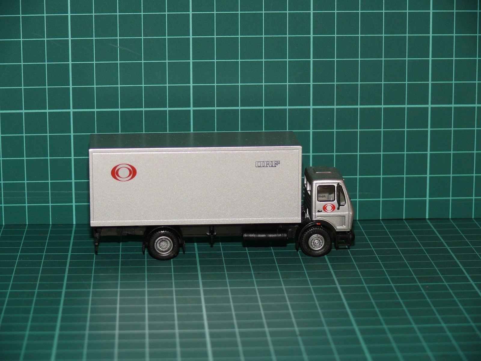 Herpa H0 – Dvounápravový skříňový nákladní automobil Mercedes-Benz LN2 „ORF – Österreichischer Rundfunk“ – H0