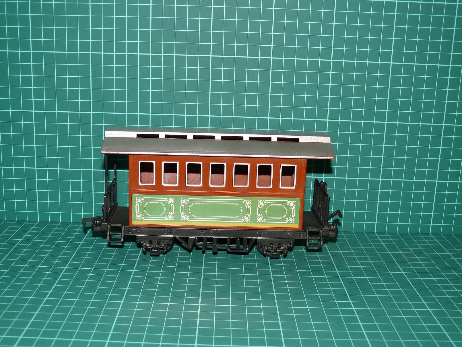 Historický osobní vůz (Wild West Saloon / Passenger Coach) – Velikost 0 (1:45, rozchod 32 mm) – Jiné velikosti