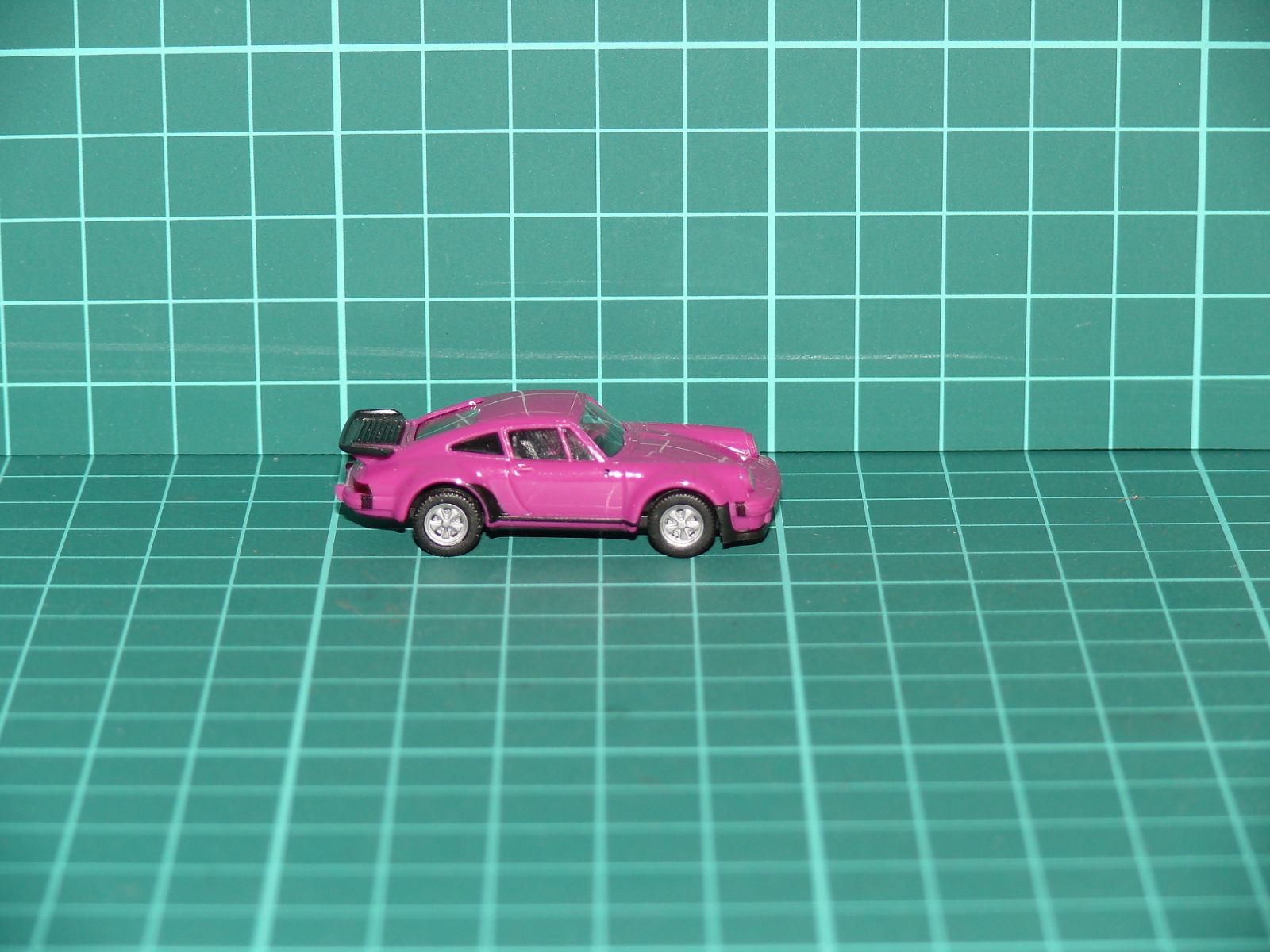 Herpa H0 – Osobní sportovní automobil Porsche 911 Turbo ve fialové / magenta barvě – H0