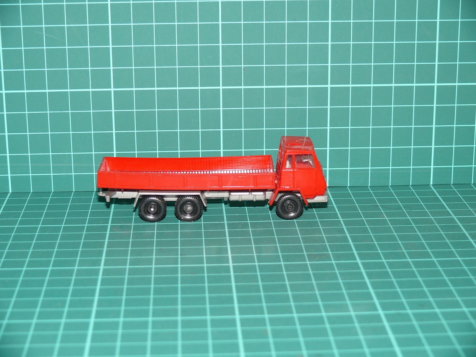 Roco H0 – Třínápravový valníkový nákladní automobil Steyr 1491 (6x4) v červené barvě – H0