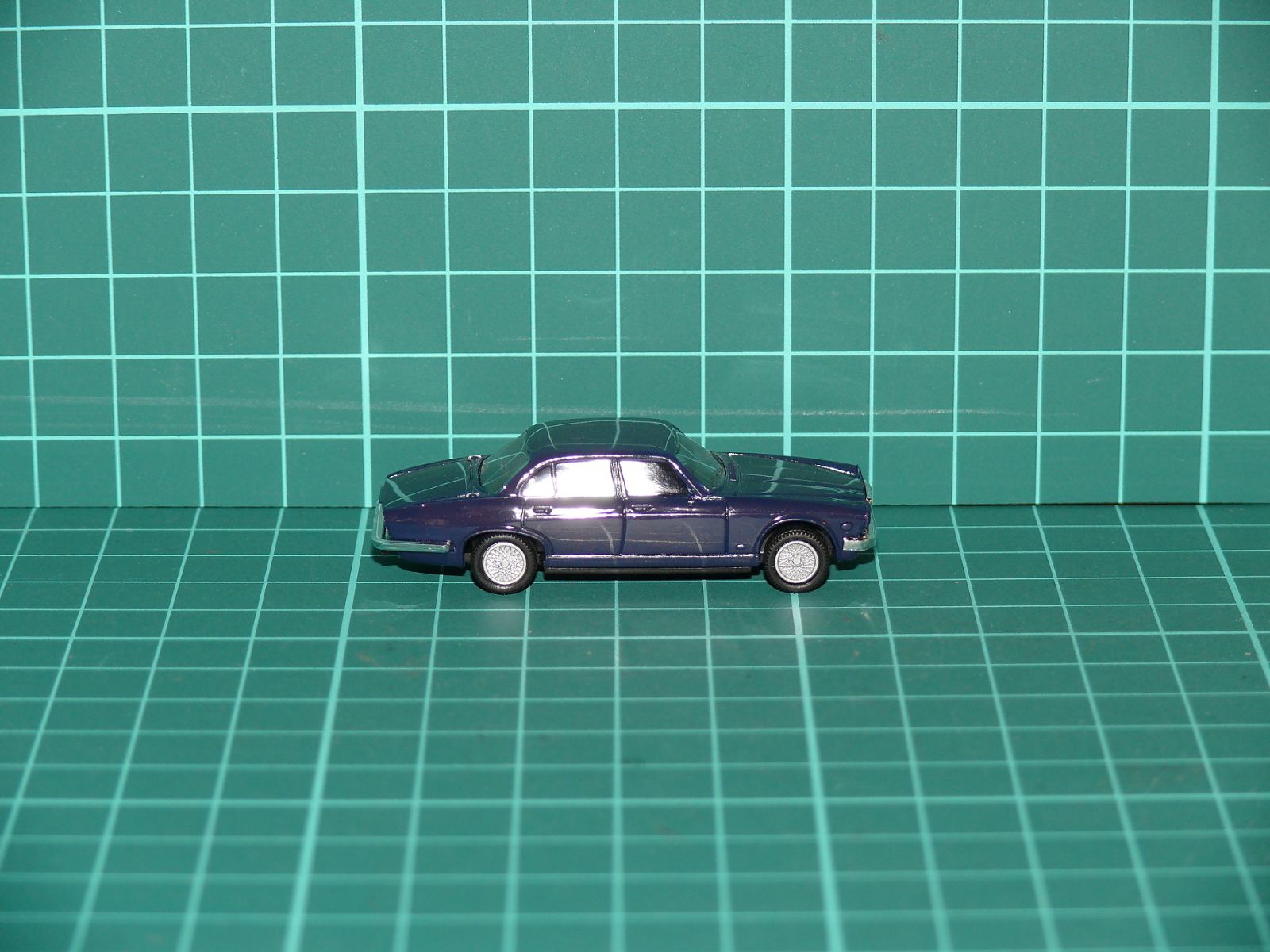 Herpa H0 – Osobní luxusní automobil Jaguar XJ 5.3 / 12 v tmavě modré metalíze – H0
