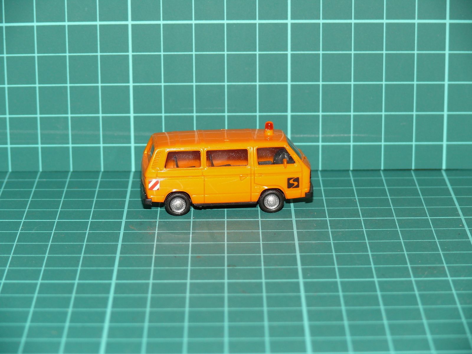 Roco H0 – Mikrobus Volkswagen Transporter T3 silniční údržba / komunální služba (oranžový) – H0
