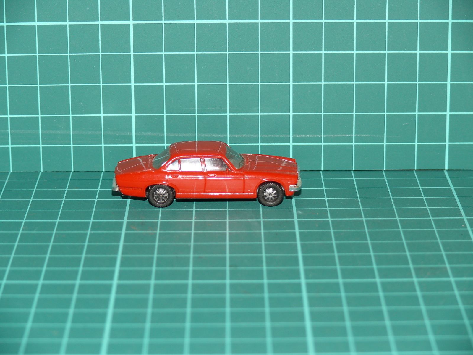 Herpa H0 – Osobní luxusní automobil Jaguar XJ 5.3 / 12 v červené barvě – H0