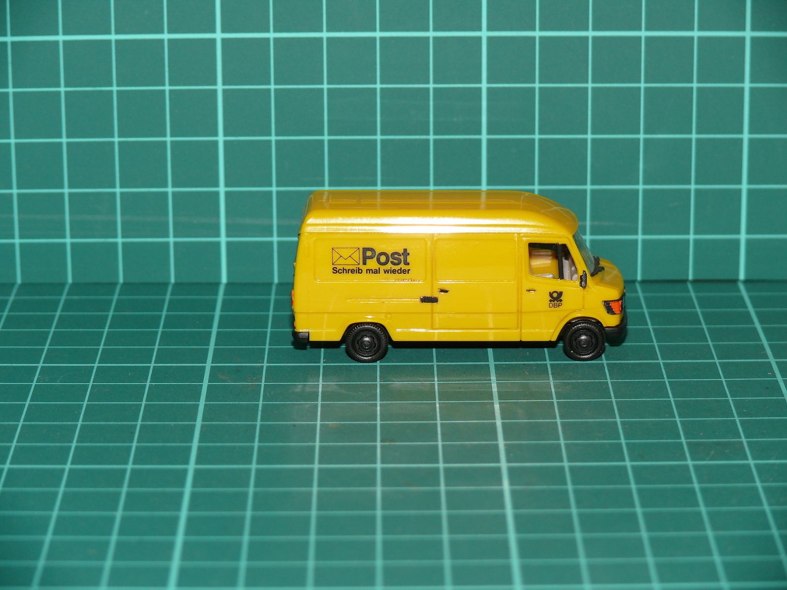 Herpa H0 – Poštovní dodávkový automobil Mercedes-Benz T1 „Deutsche Bundespost / Schreib mal wieder“ – H0