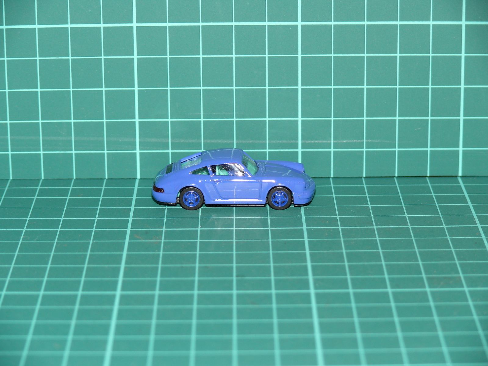 Herpa H0 – Osobní sportovní automobil Porsche 911 Carrera (řada 964) ve světle modré barvě – H0