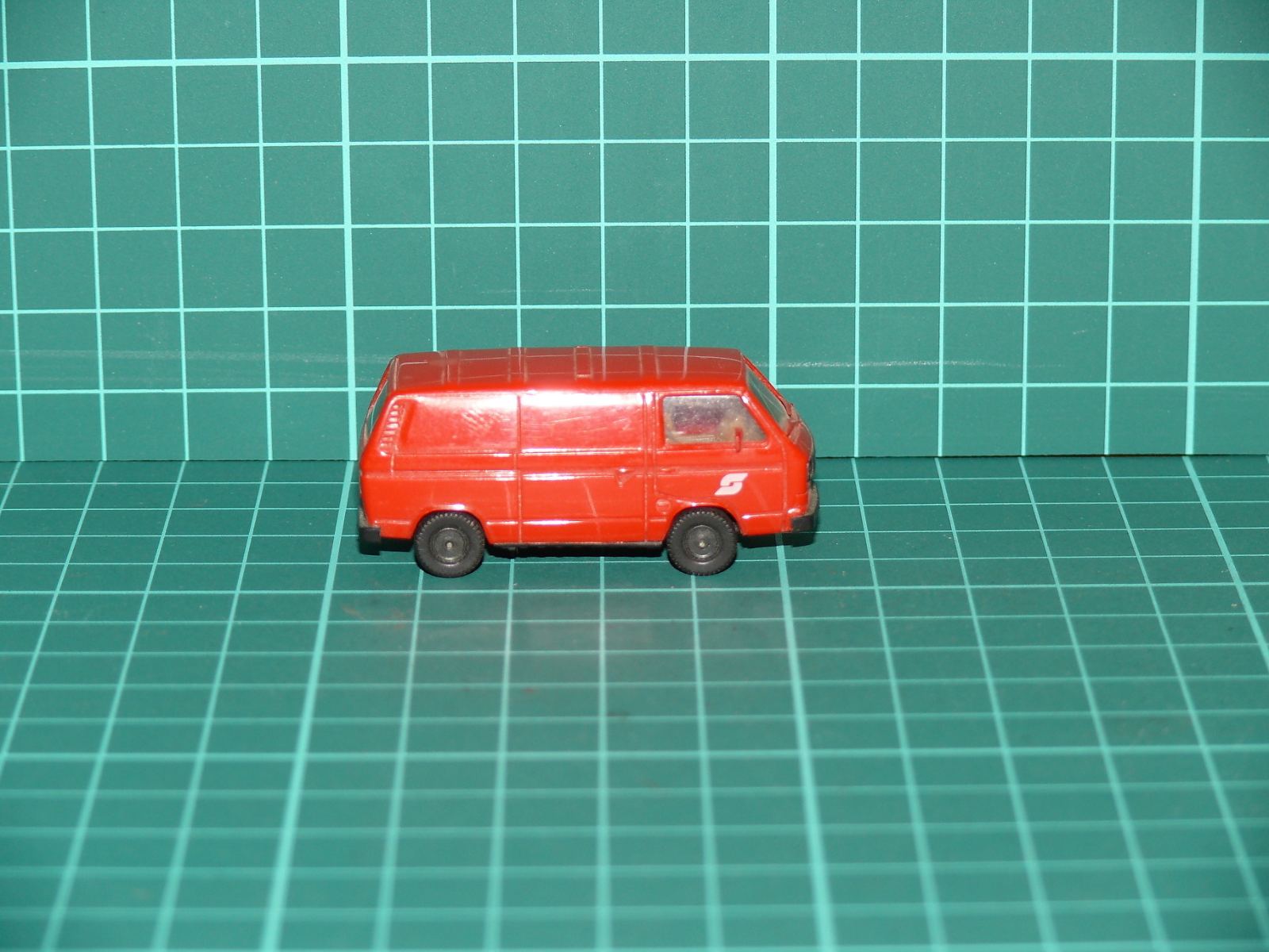 Roco H0 – Skříňový dodávkový automobil Volkswagen Transporter T3 Kasten (červený) – H0