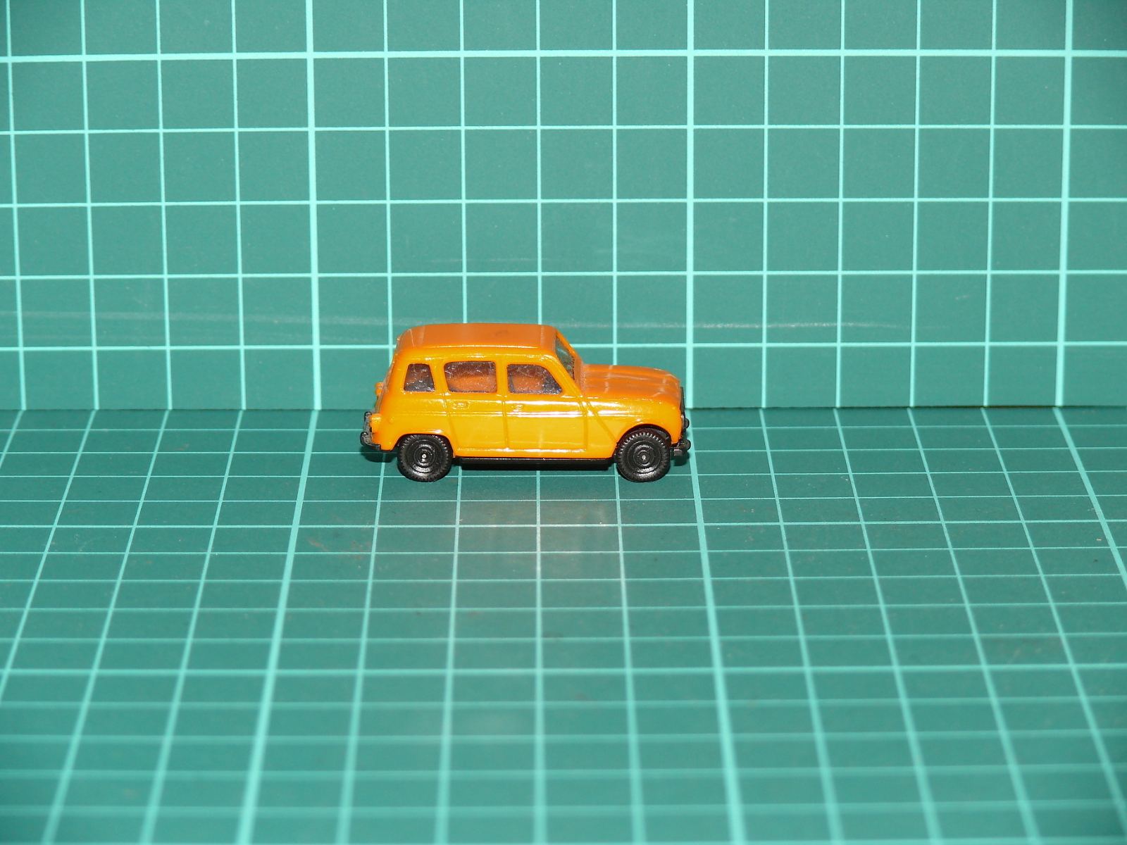 Herpa H0 – Osobní automobil Renault 4 (R4) v oranžové barvě – H0