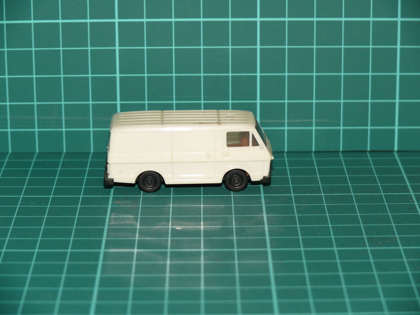 Herpa H0 – Skříňový dodávkový automobil Volkswagen LT 28 / 31 v bílé barvě – H0