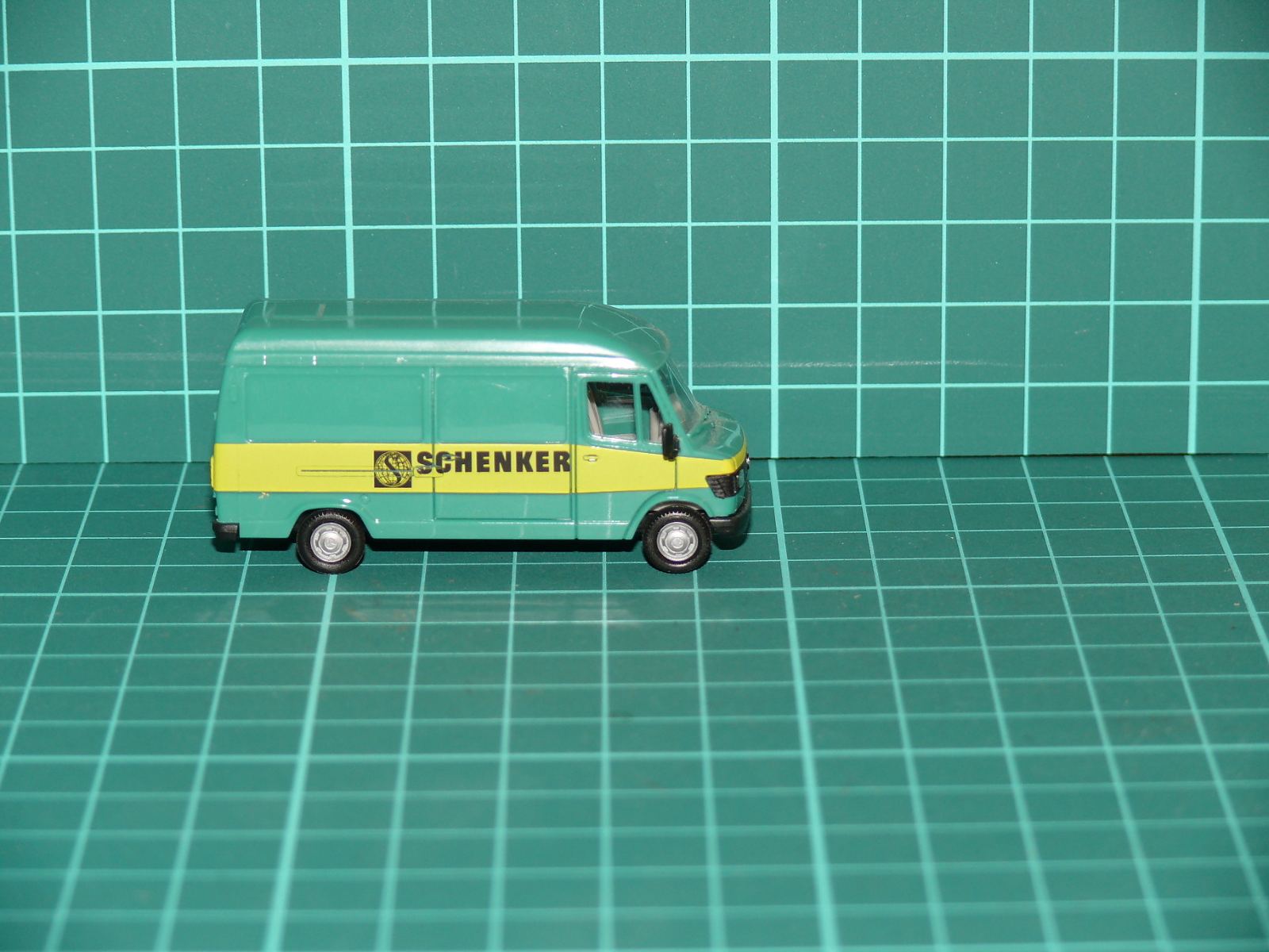 Herpa H0 – Dodávkový automobil Mercedes-Benz T1 (Bremer Transporter) „SCHENKER“ – H0