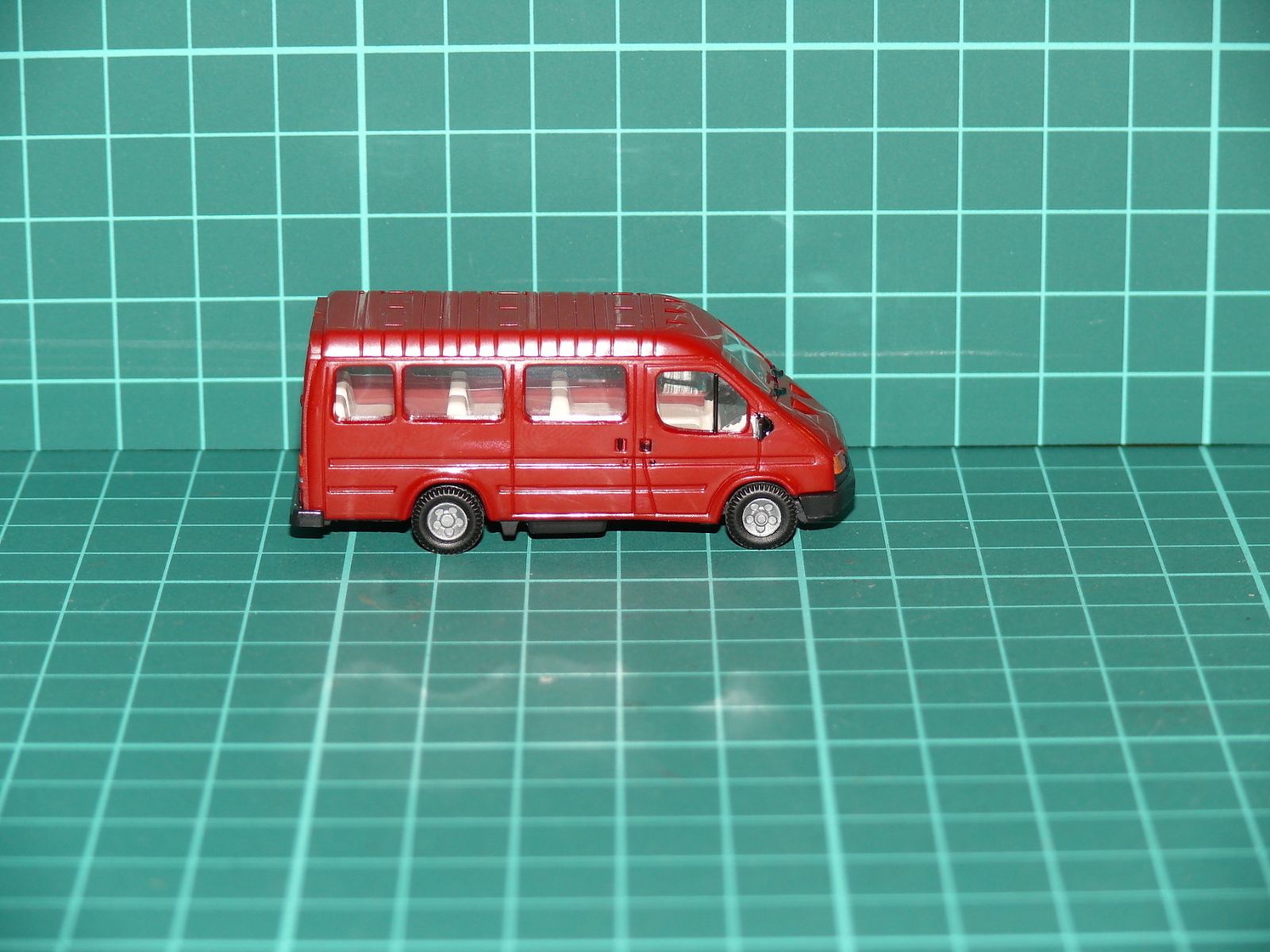 Rietze H0 – Osobní mikrobus Ford Transit (3. generace / VE6) v tmavě červené barvě – H0