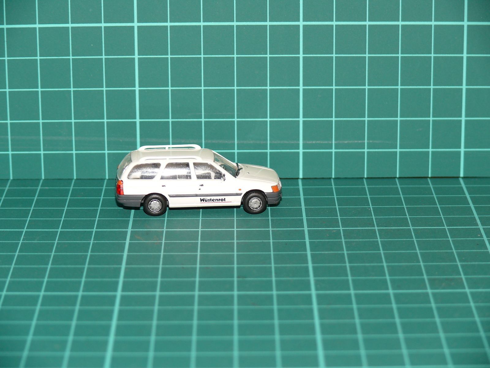 Herpa H0 – Osobní automobil Opel Vectra A Caravan / kombi „Wüstenrot“ – H0