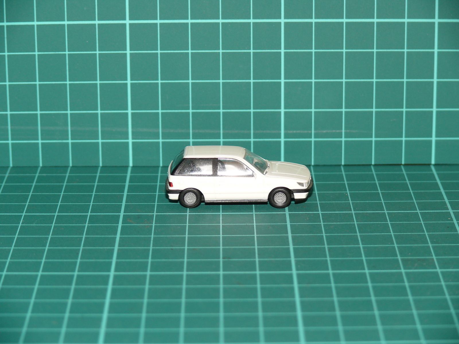 Rietze H0 – Osobní automobil Mitsubishi Colt 1500 GLXi v bílé barvě – H0