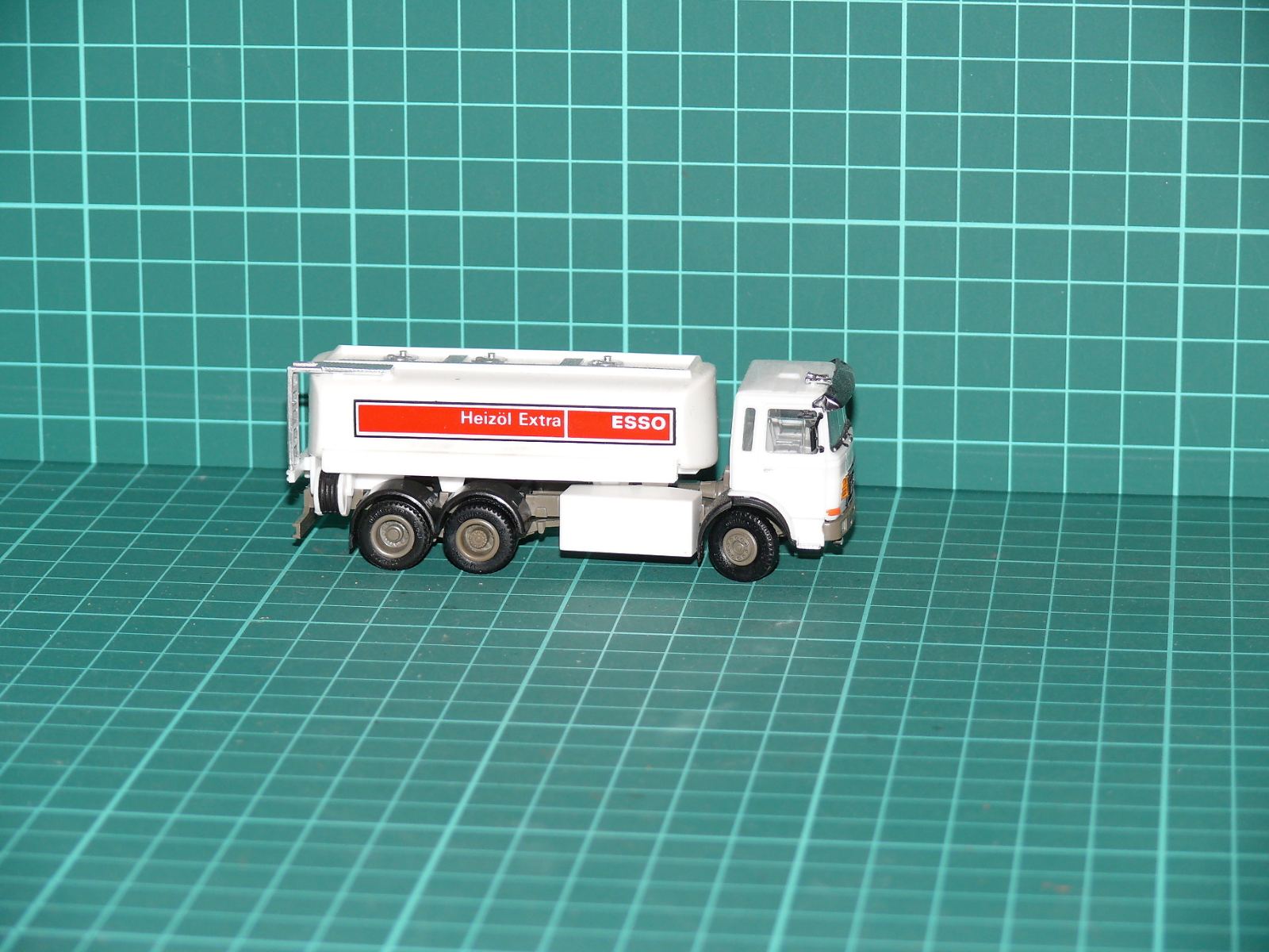 Herpa H0 – Třínápravový cisternový nákladní automobil MAN F90 „ESSO – Heizöl Extra“ – H0