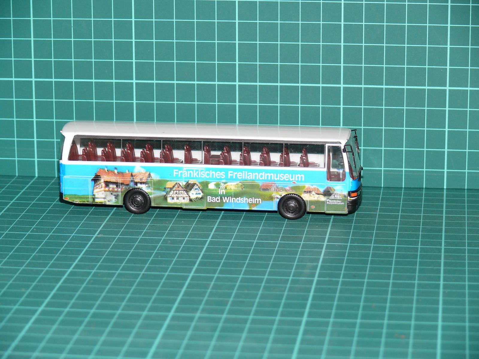 Herpa H0 – Dálkový / zájezdový autobus Kässbohrer Setra S 215 HD „Fränkisches Freilandmuseum Bad Windsheim“ – H0