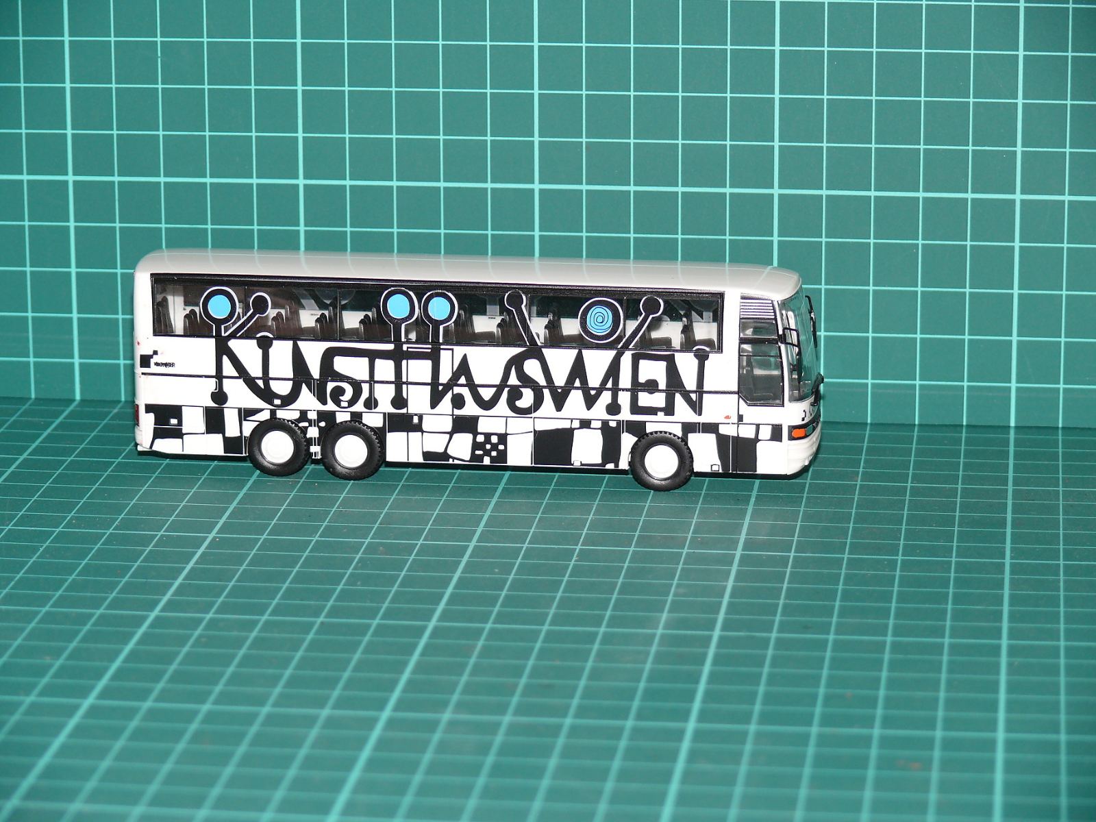Herpa H0 – Třínápravový dálkový autobus Kässbohrer Setra S 228 HD / S 215 „KUNSTHAUS WIEN – Hundertwasser“ – H0