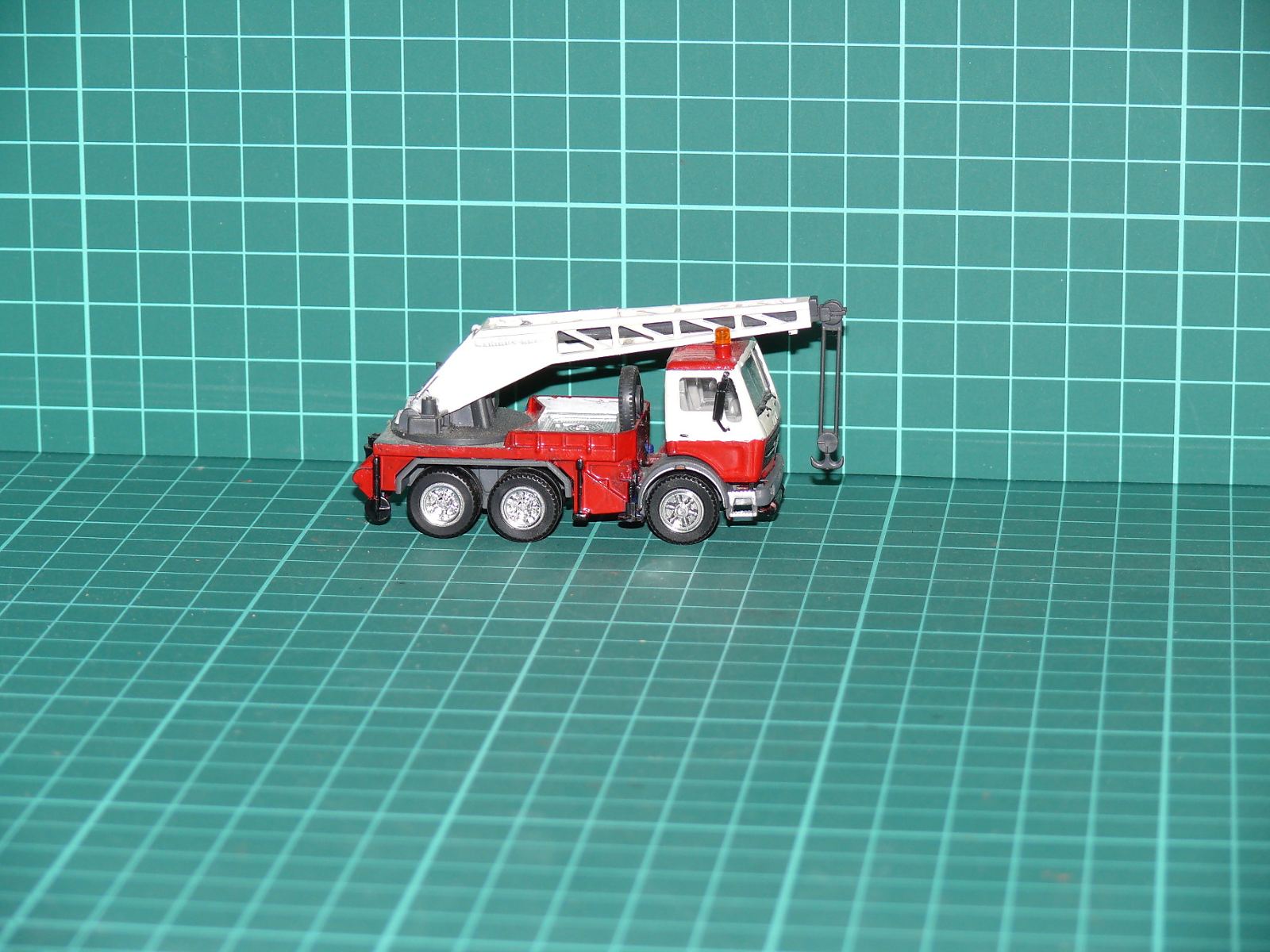 Kibri / Preiser H0 – Třínápravový autojeřáb Mercedes-Benz NG (6x4) – hasiči / technická pomoc – H0