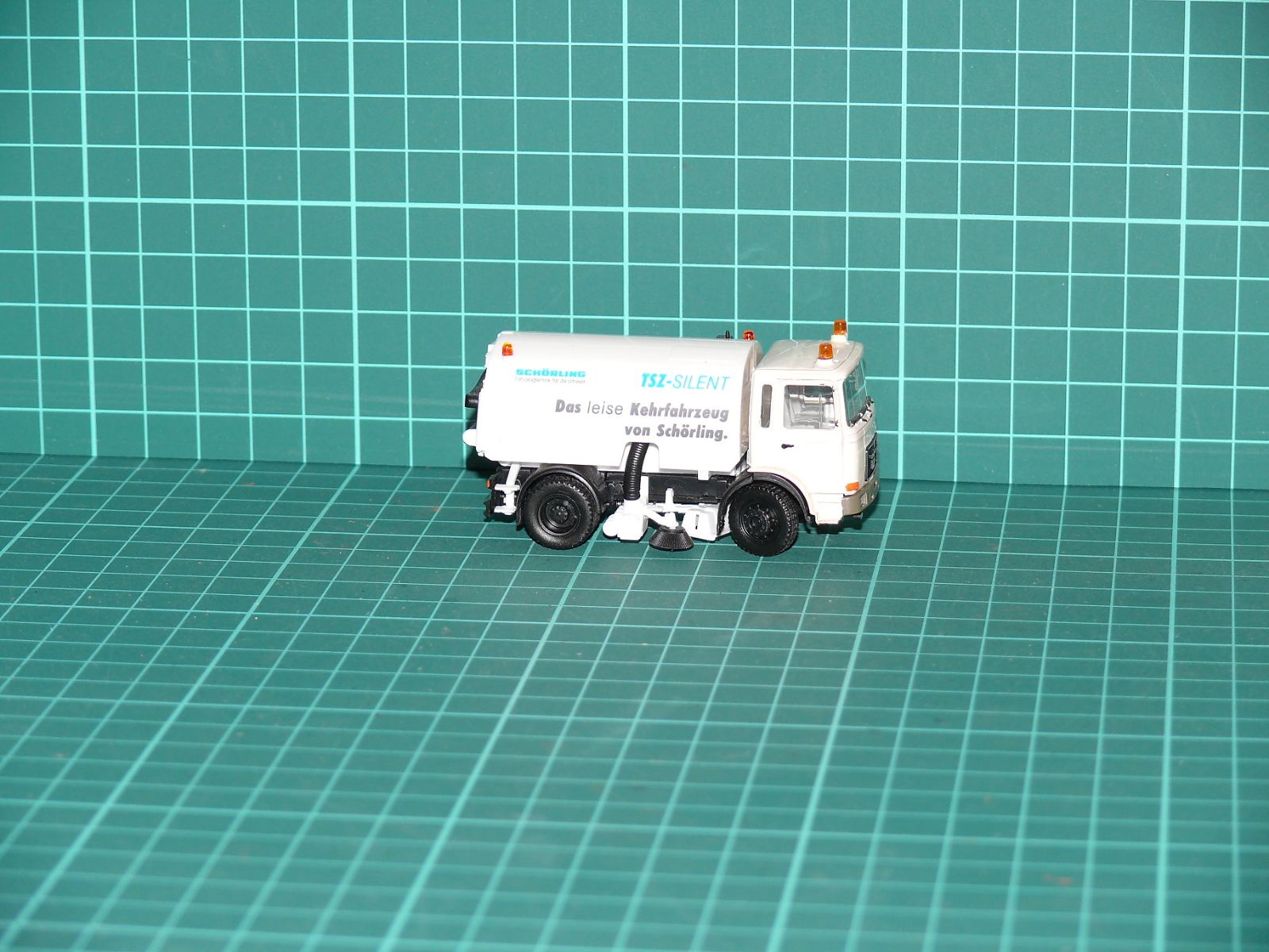 Herpa H0 – Zametací a čisticí komunální automobil MAN F90 „Schörling TSZ-Silent“ – H0