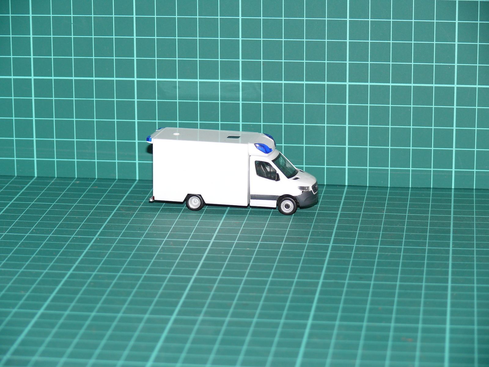 Herpa H0 – Sanitní / skříňový automobil Mercedes-Benz Sprinter RTW Fahrtec (čistě bílý) – H0