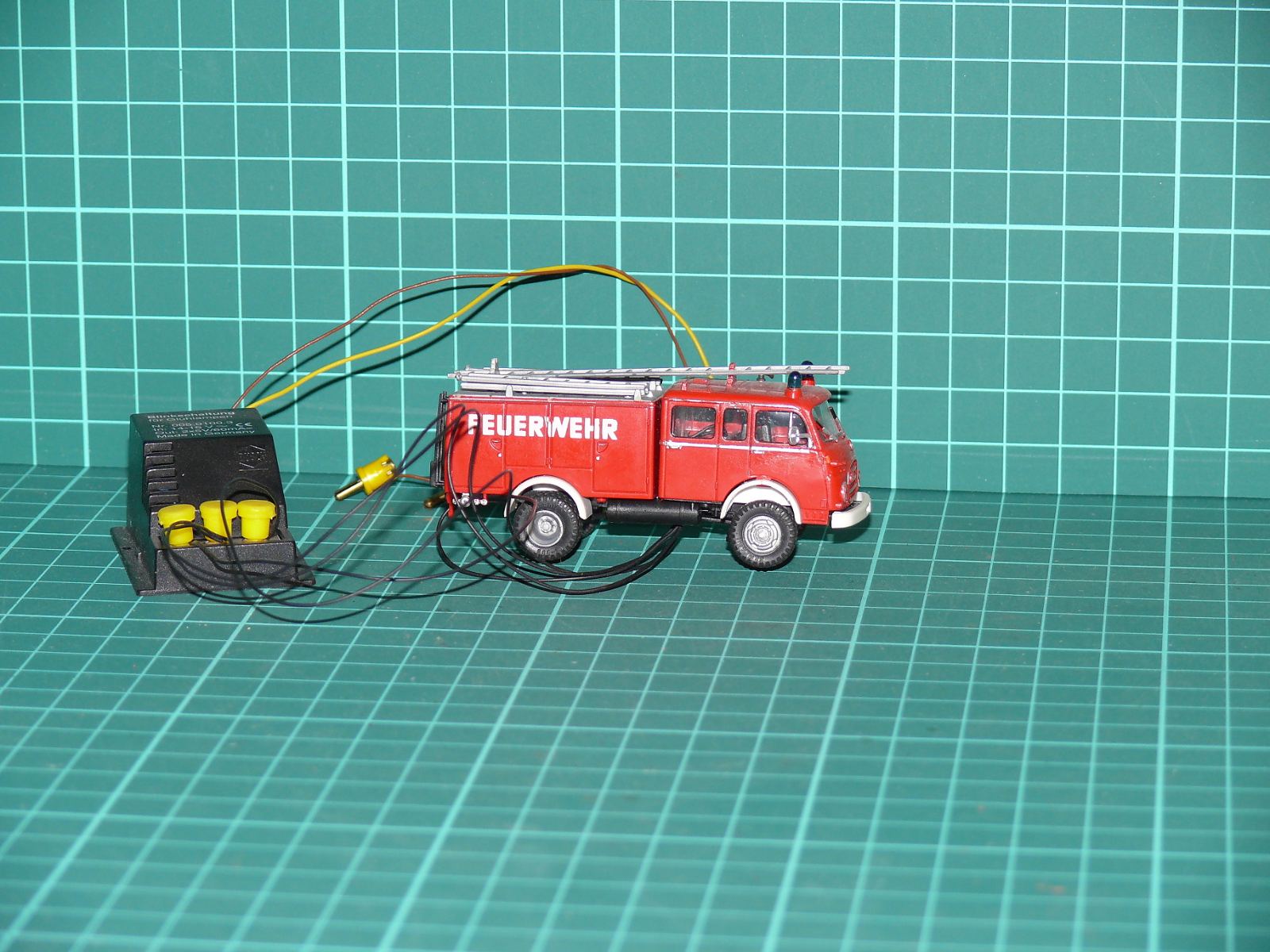 Roco H0 – Hasičský automobil Magirus-Deutz TLF 16 s funkčními majáky a elektronickým blikačem – H0