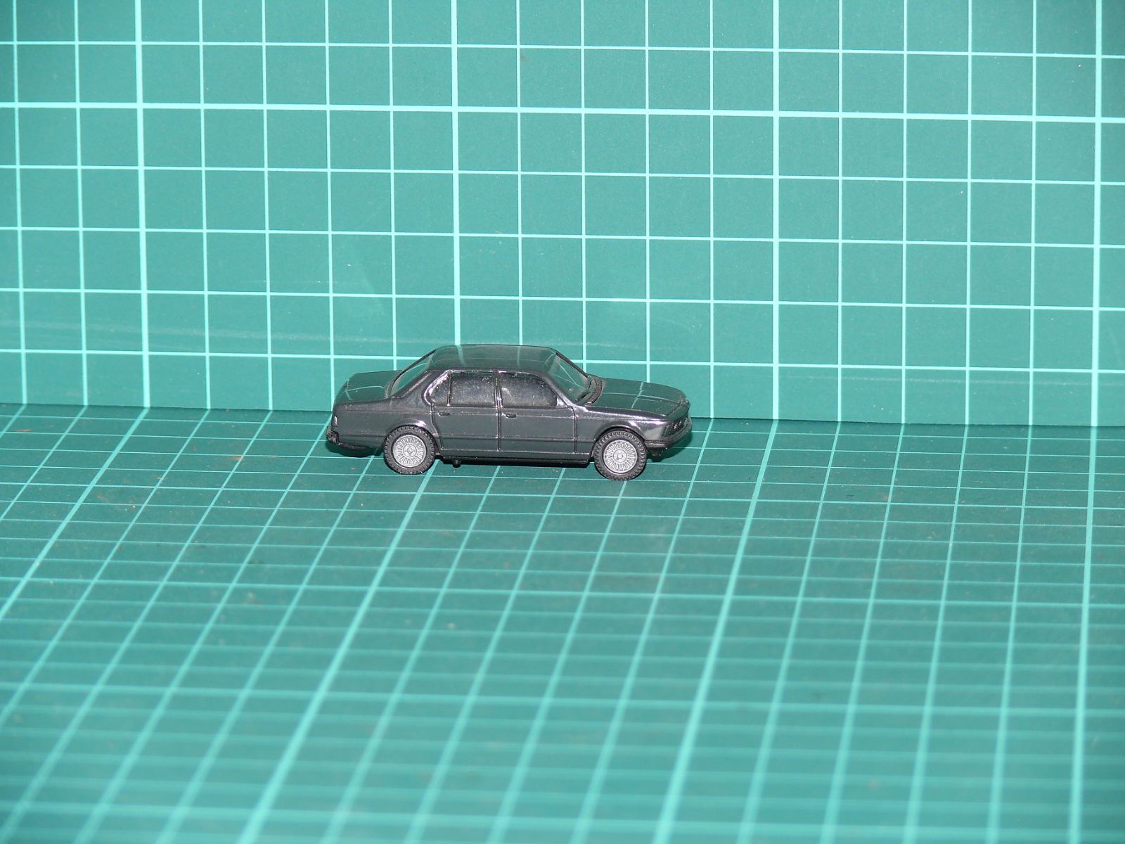 Herpa H0 – Osobní automobil BMW 745i Sedan (E23) v šedé / antracitové barvě – H0