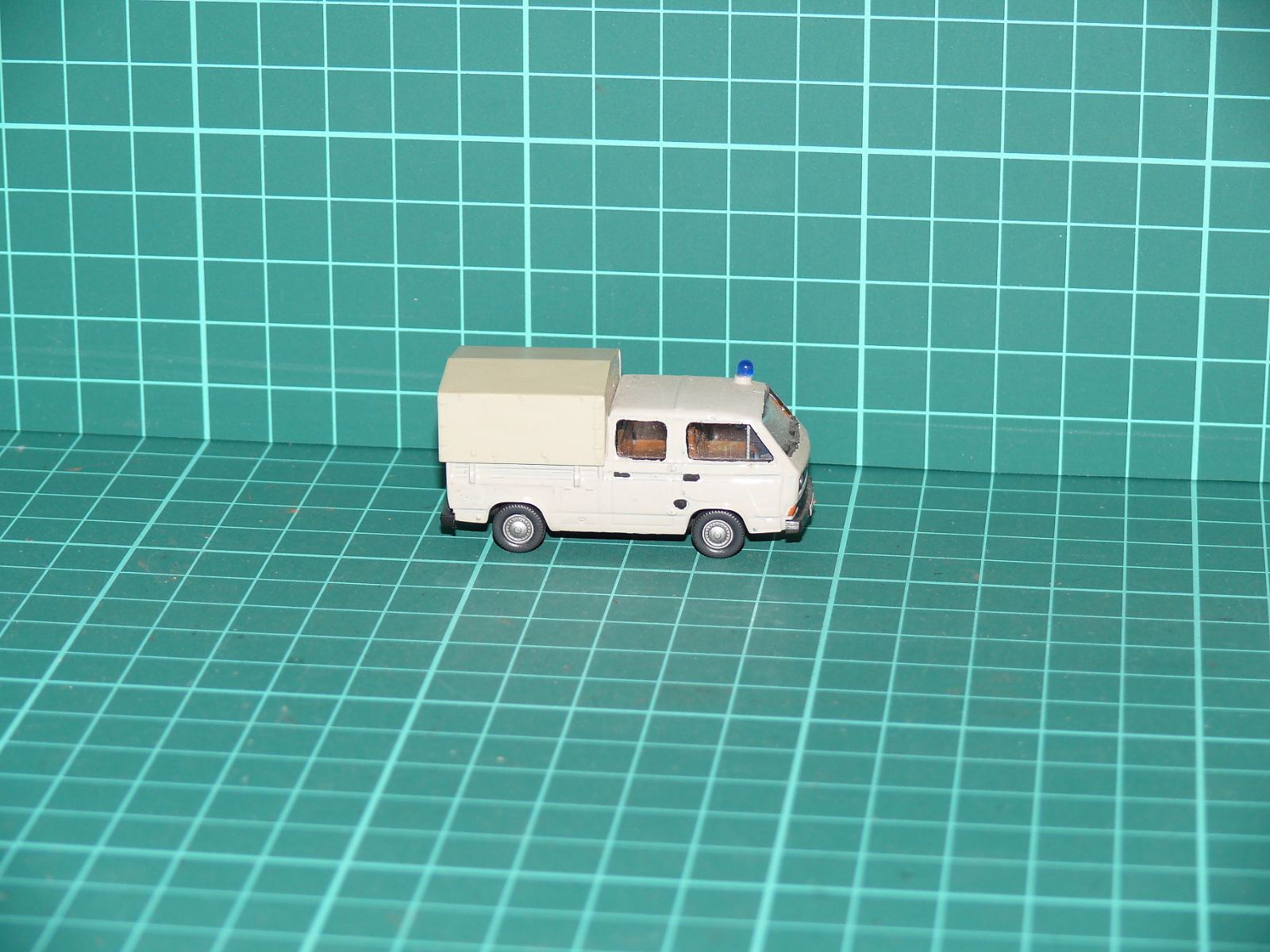 Roco / Wiking H0 – Užitkový automobil VW Transporter T3 DoKa s plachtou a majákem (katastrofická pomoc / civilní obrana) – H0