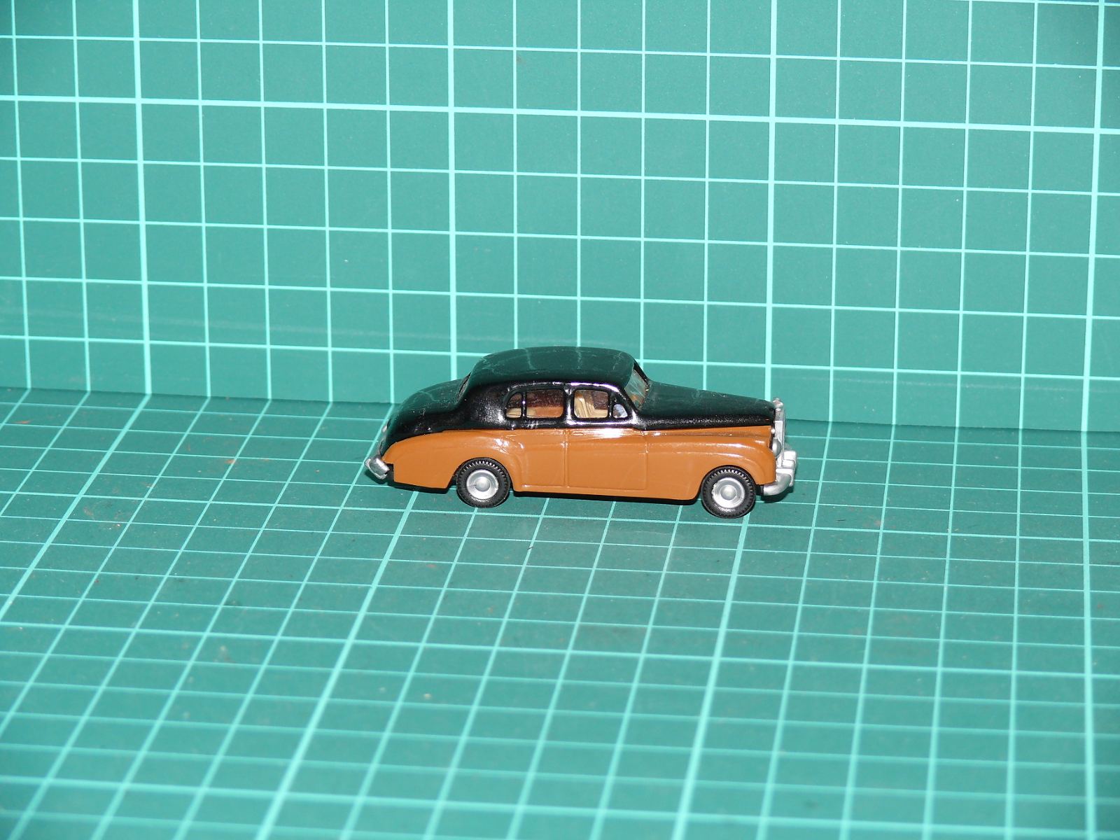 Praliné H0 – Luxusní veterán Rolls-Royce Silver Cloud ve dvoubarevném laku – H0