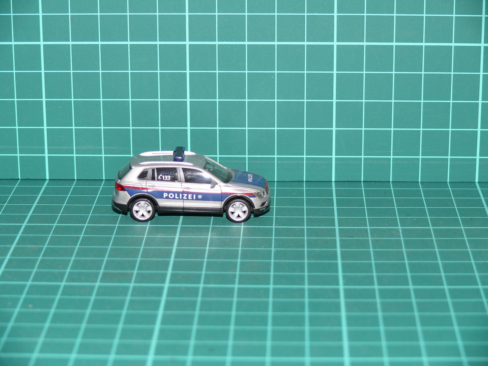Herpa H0 – Policejní automobil Volkswagen Tiguan „POLIZEI / 133“ (rakouská policie) – H0