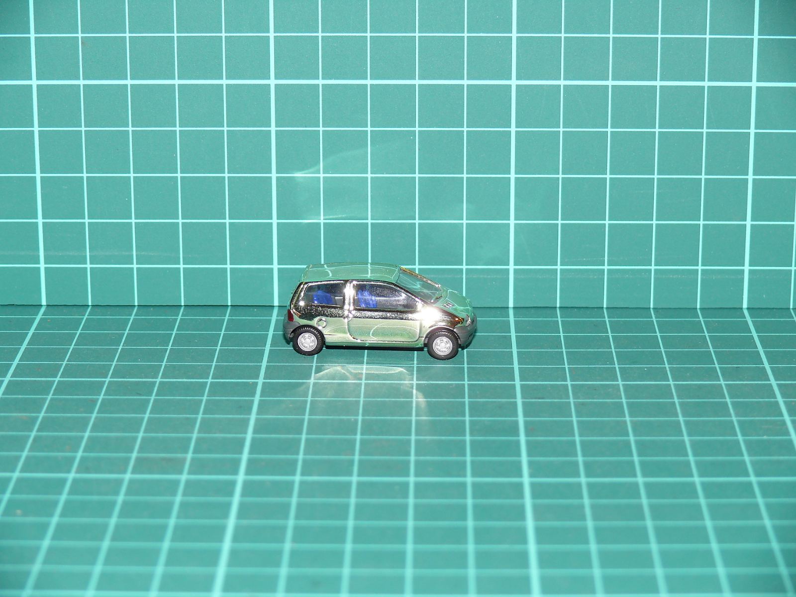 Herpa H0 – Osobní automobil Renault Twingo v exkluzivním zeleném chromu / pokovení – H0