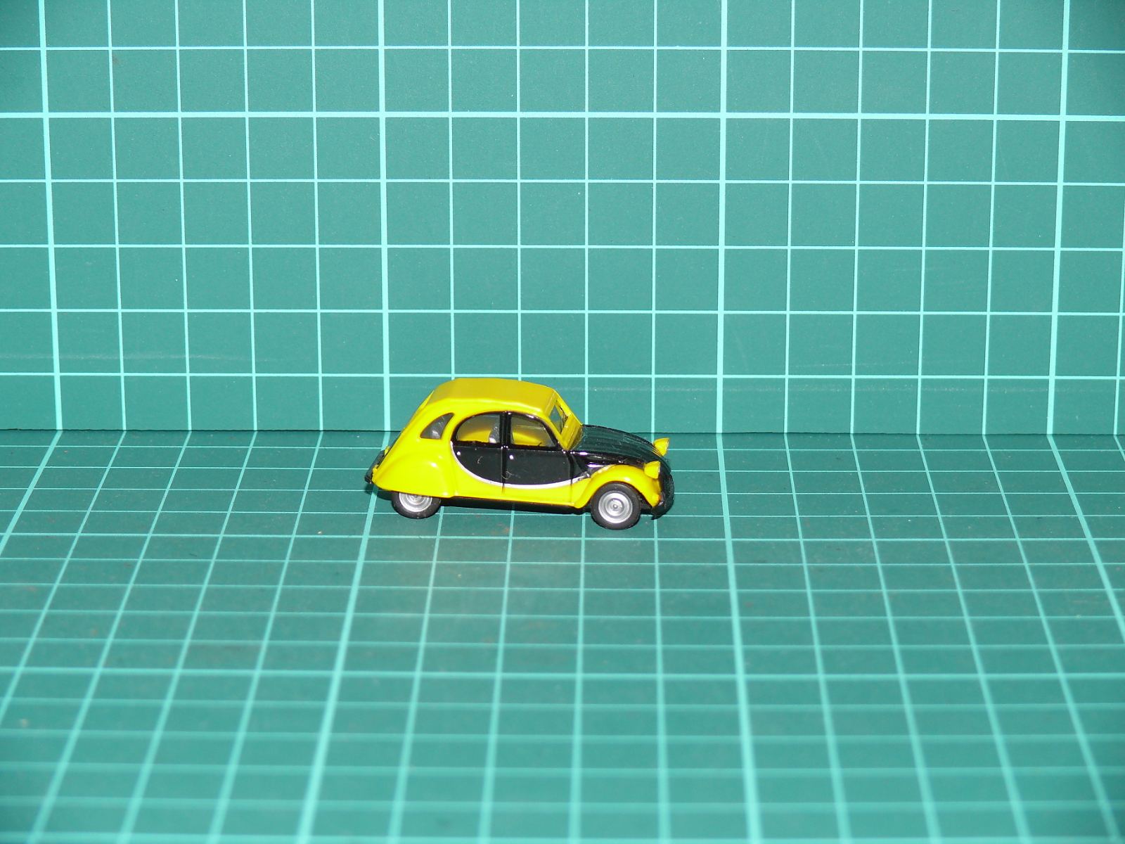 Herpa H0 – Osobní automobil Citroën 2CV „Kachna“ v provedení Charleston (žluto-černá) – H0