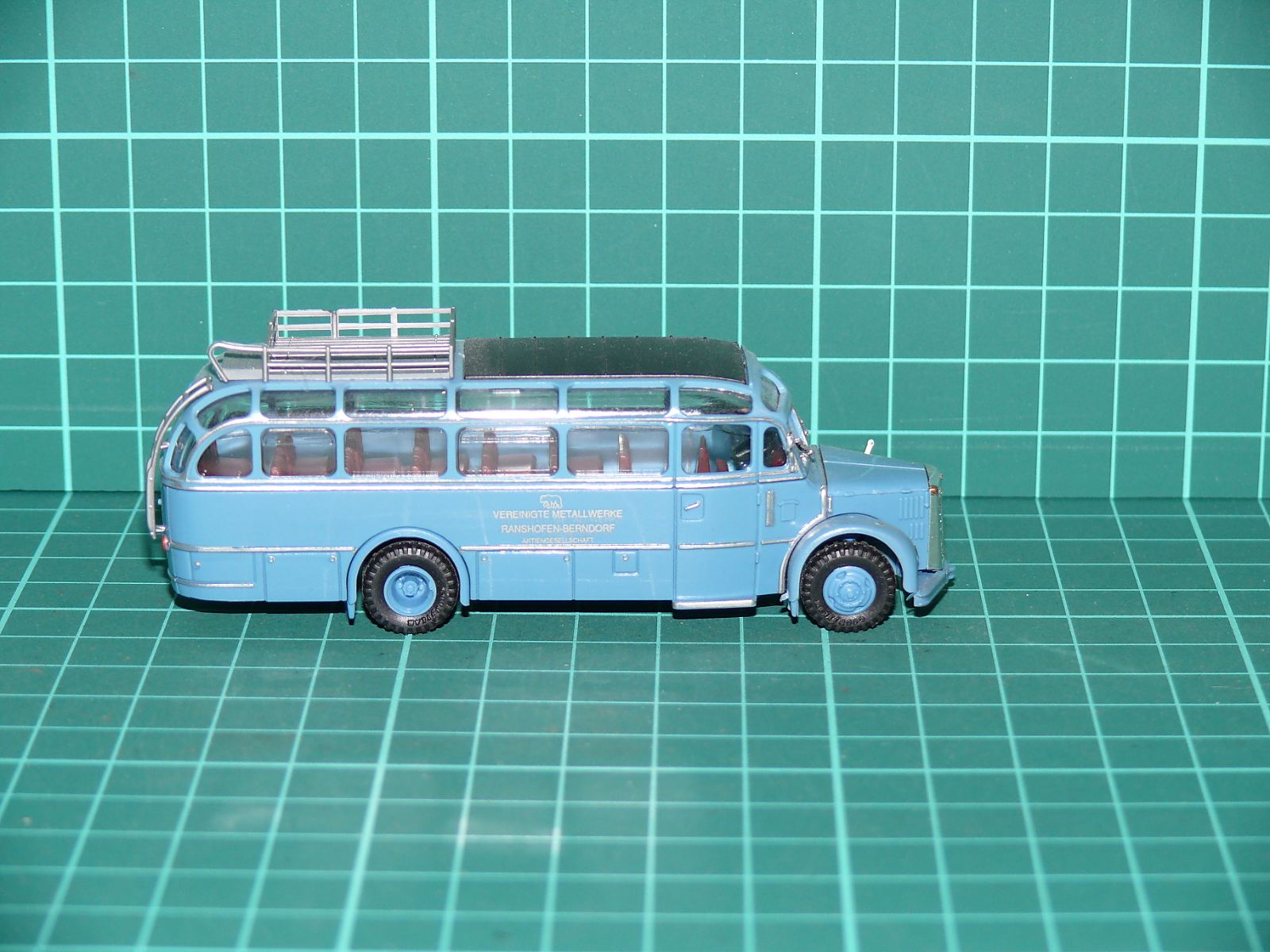 Roco H0 – Vyhlídkový historický autobus Steyr 380 q „Vereinigte Metallwerke Ranshofen-Berndorf“ – H0