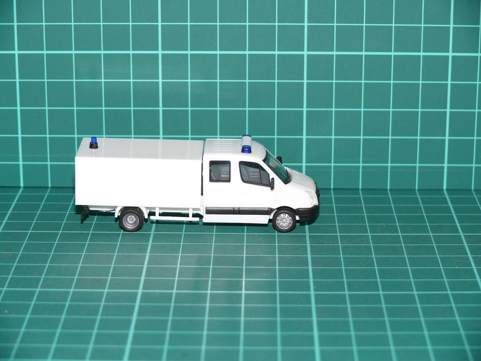 Herpa H0 – Skříňový zásahový automobil MAN TGE / VW Crafter DoKa se skříňovou nástavbou a majáky – H0