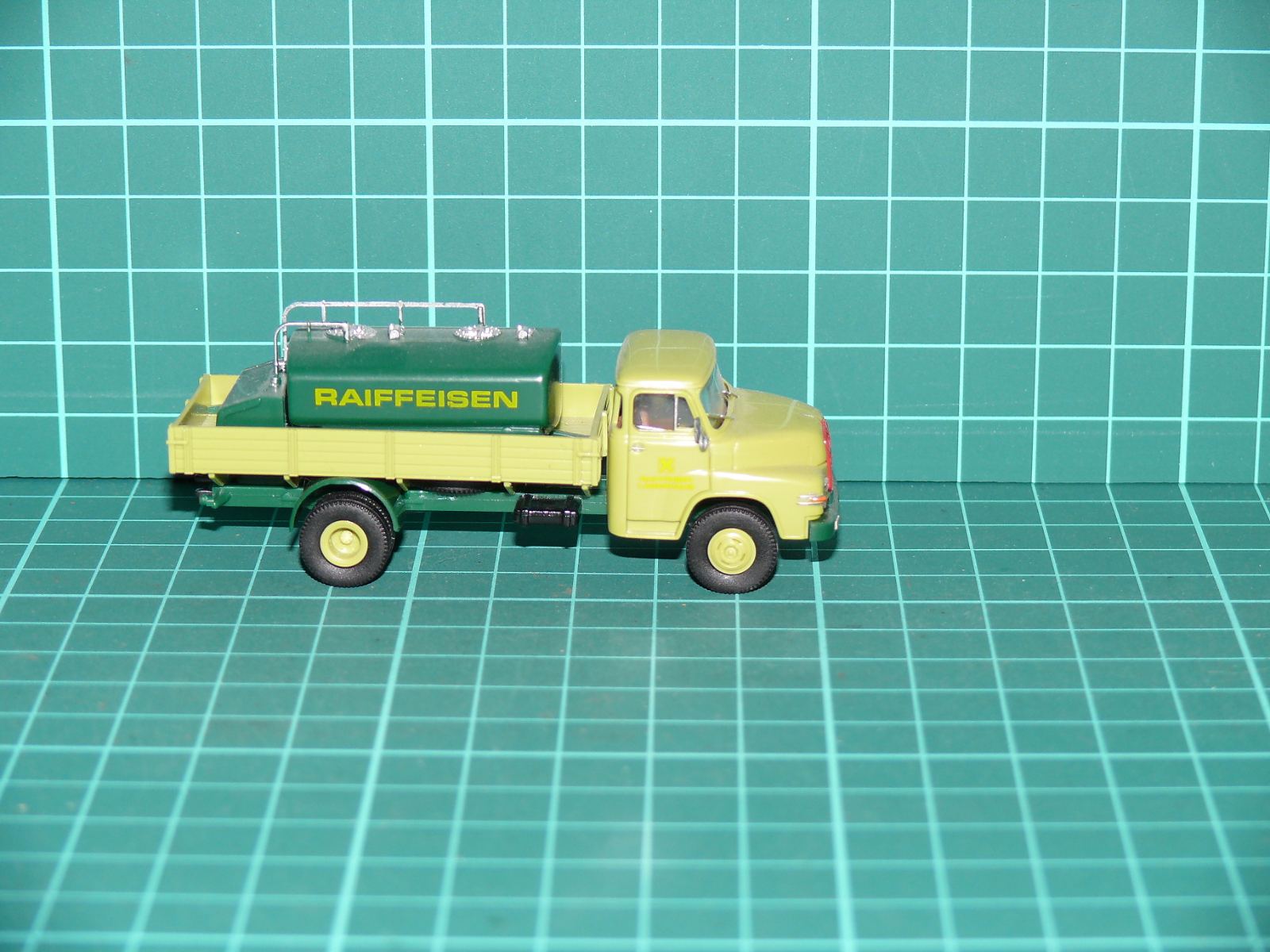 Roco H0 – Historický nákladní automobil MAN 415 s cisternovou nástavbou „RAIFFEISEN“ – H0