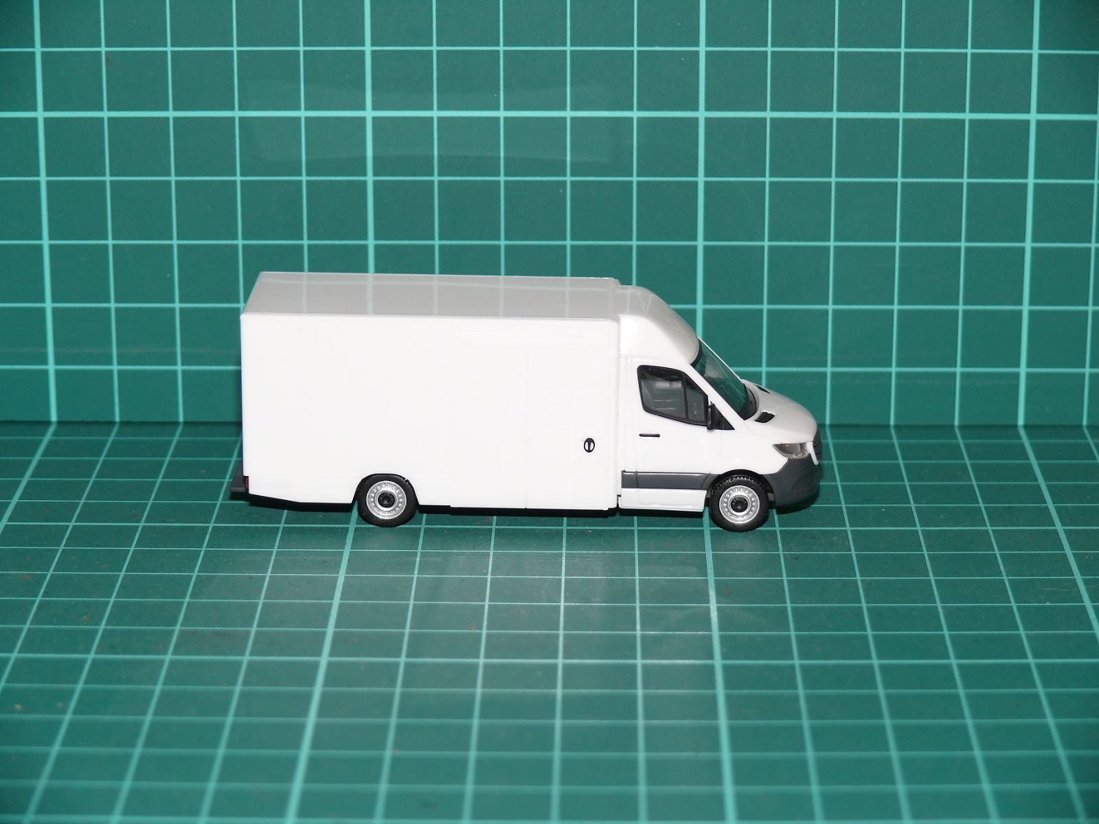 Herpa H0 – Dodávkový / skříňový automobil Mercedes-Benz Sprinter (W907) s aerodynamickou skříní (bílý) – H0