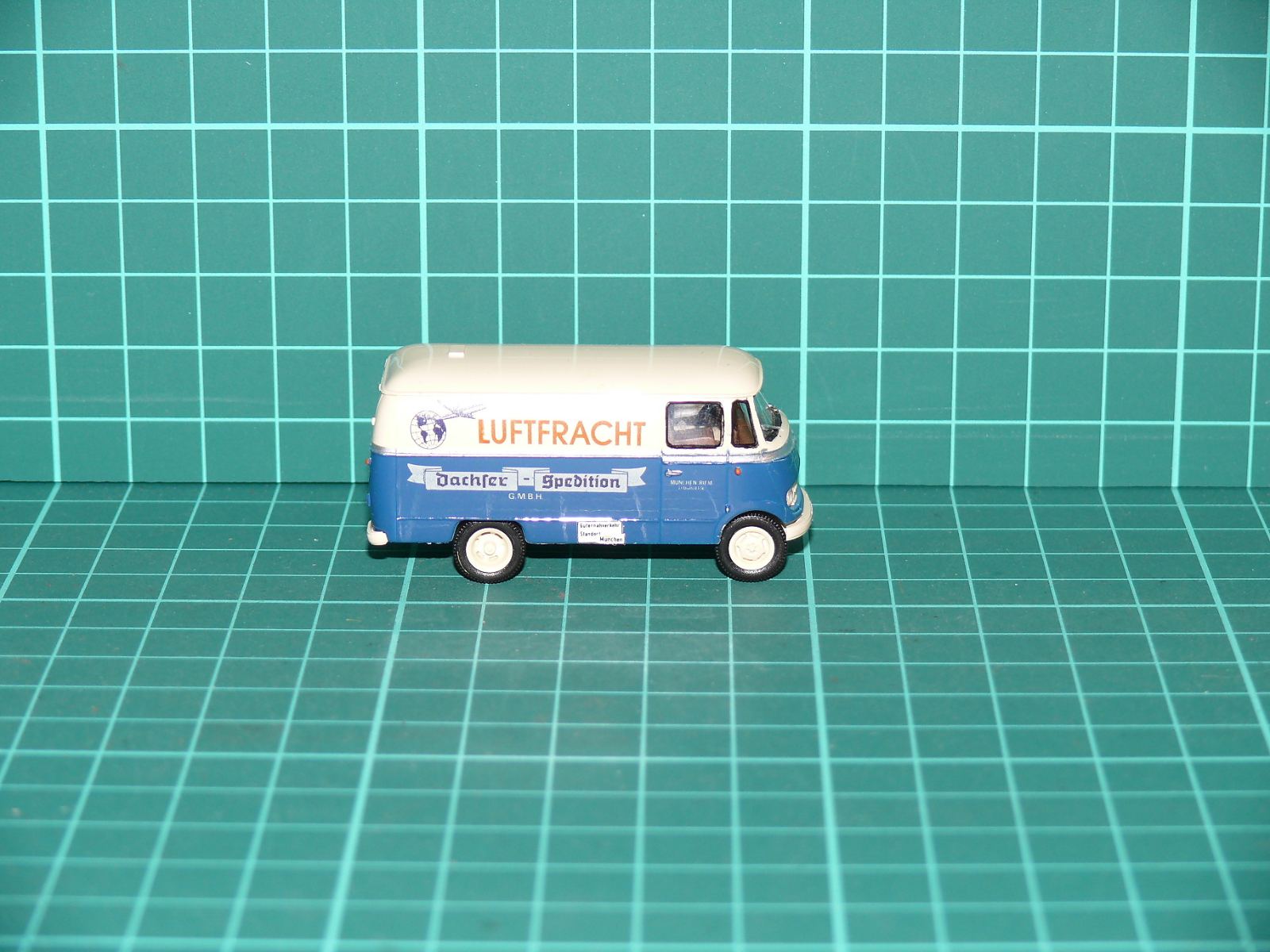Brekina H0 – Skříňová dodávka Mercedes-Benz L 319 „Dachser-Spedition / LUFTRACHT“ (modro-bílá) – H0