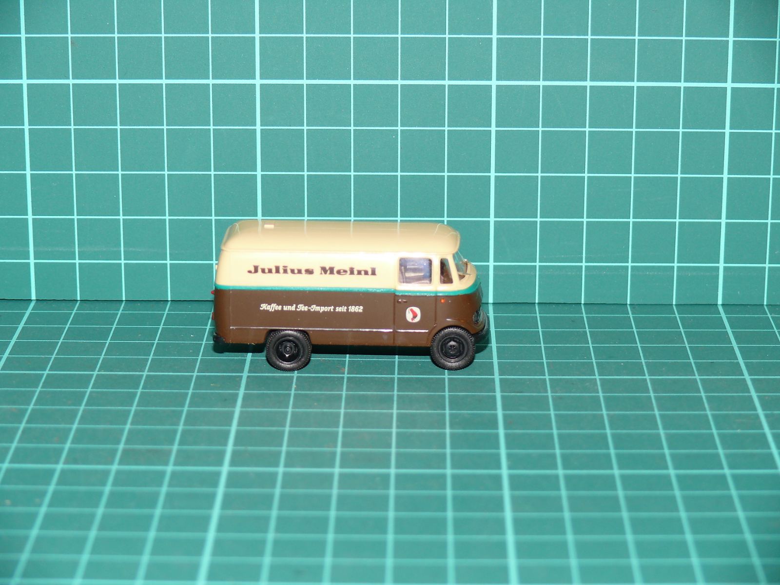 Brekina H0 – Skříňová dodávka Mercedes-Benz L 319 „Julius Meinl – Kaffee und Tee-Import“ – H0